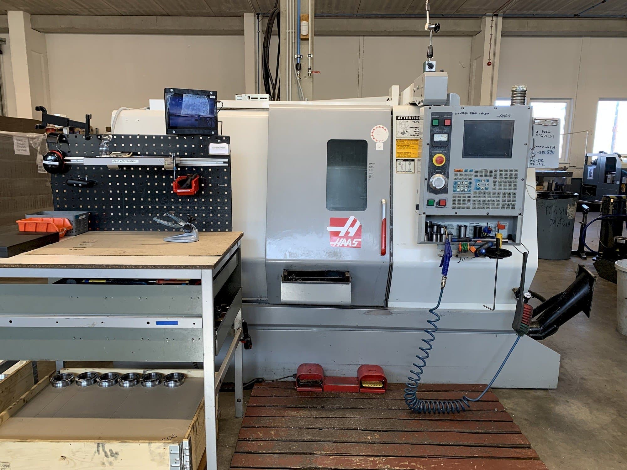 Vue de face de la machine HAAS SL-20 TCF