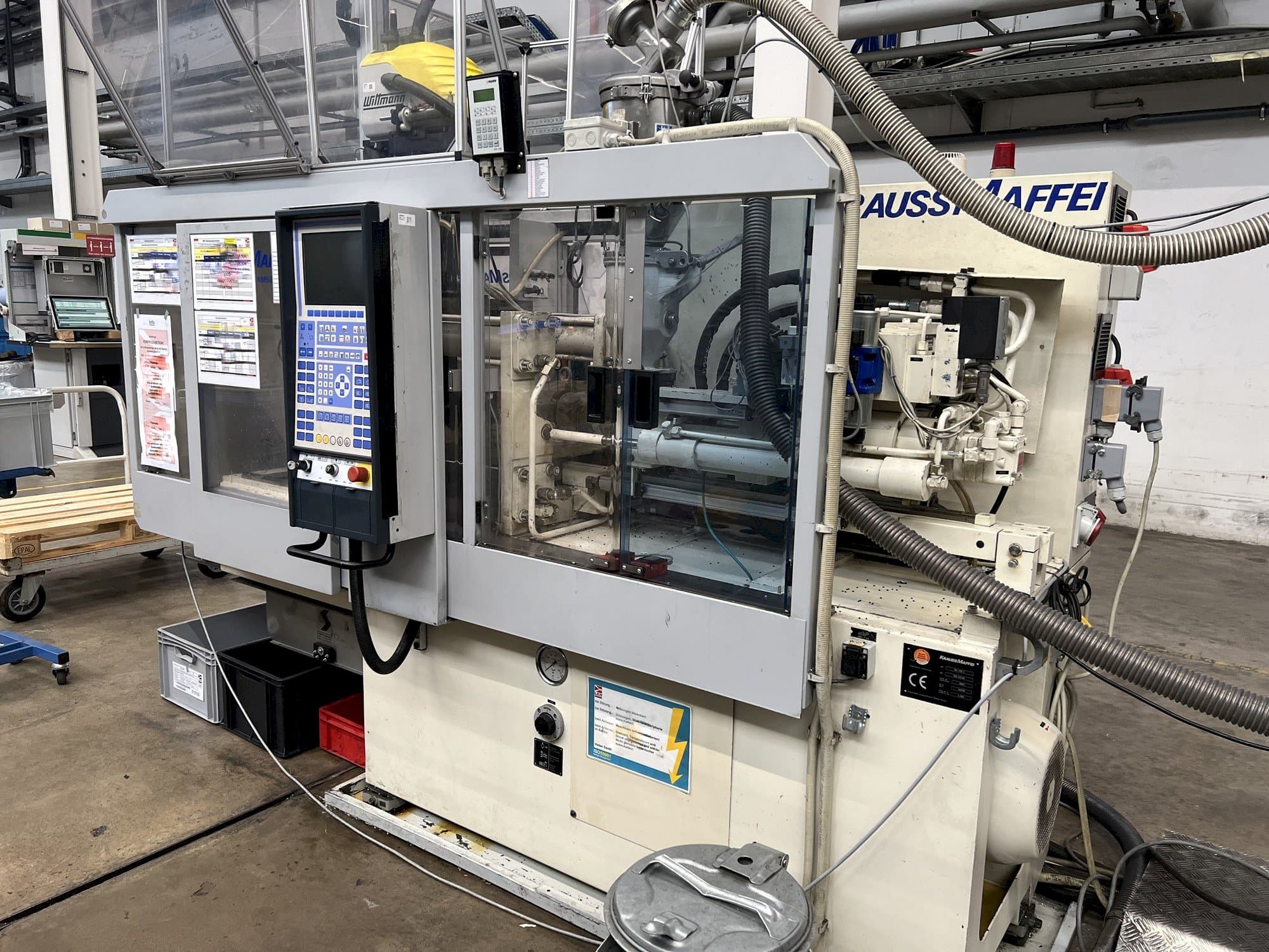 Vue de face de la machine Krauss Maffei KM 50-125 C1