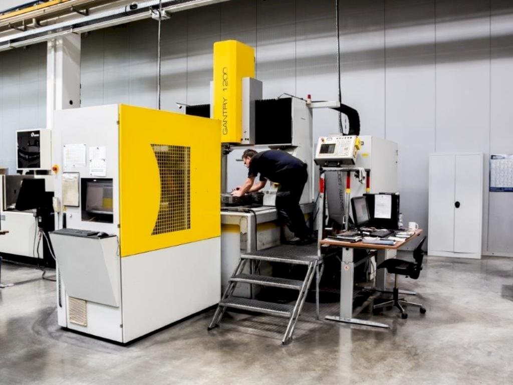 Vue de face de la machine OPS-INGERSOLL Gantry 1200