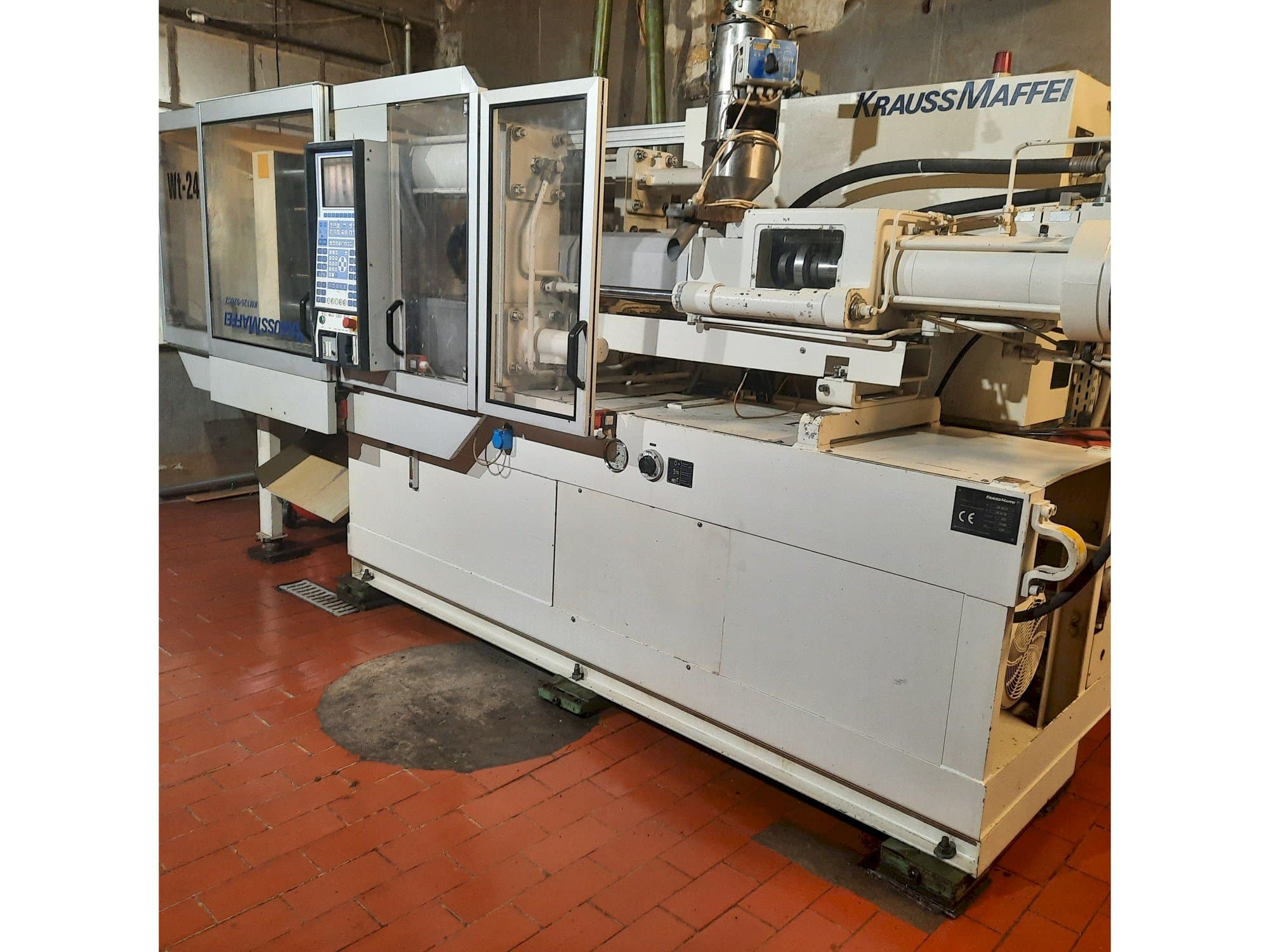 Vue de face de la machine Krauss Maffei KM 125-520 C2