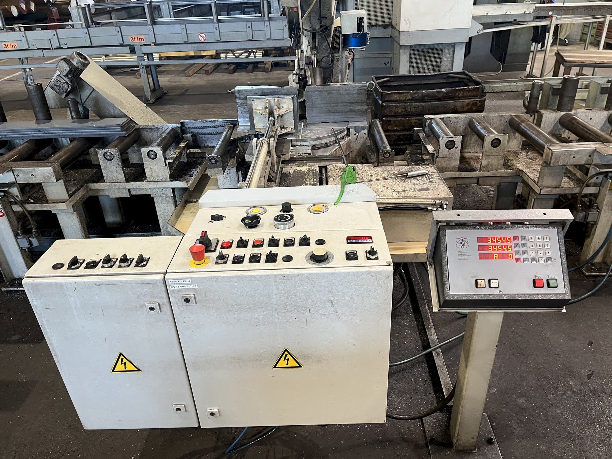 Vue de face de la machine KASTO cut DU 4