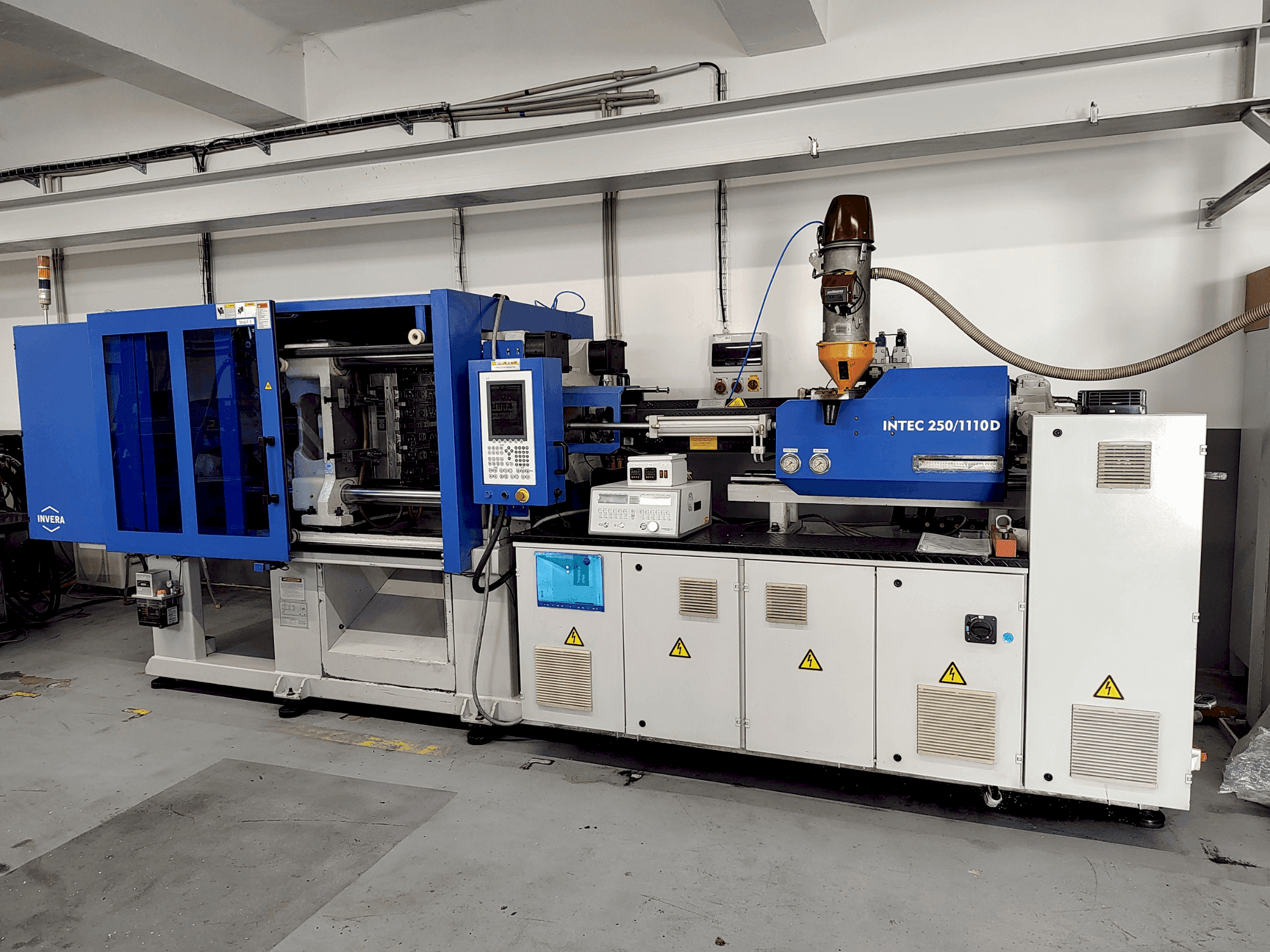 Vue de face de la machine INVERA Intec 250/1110
