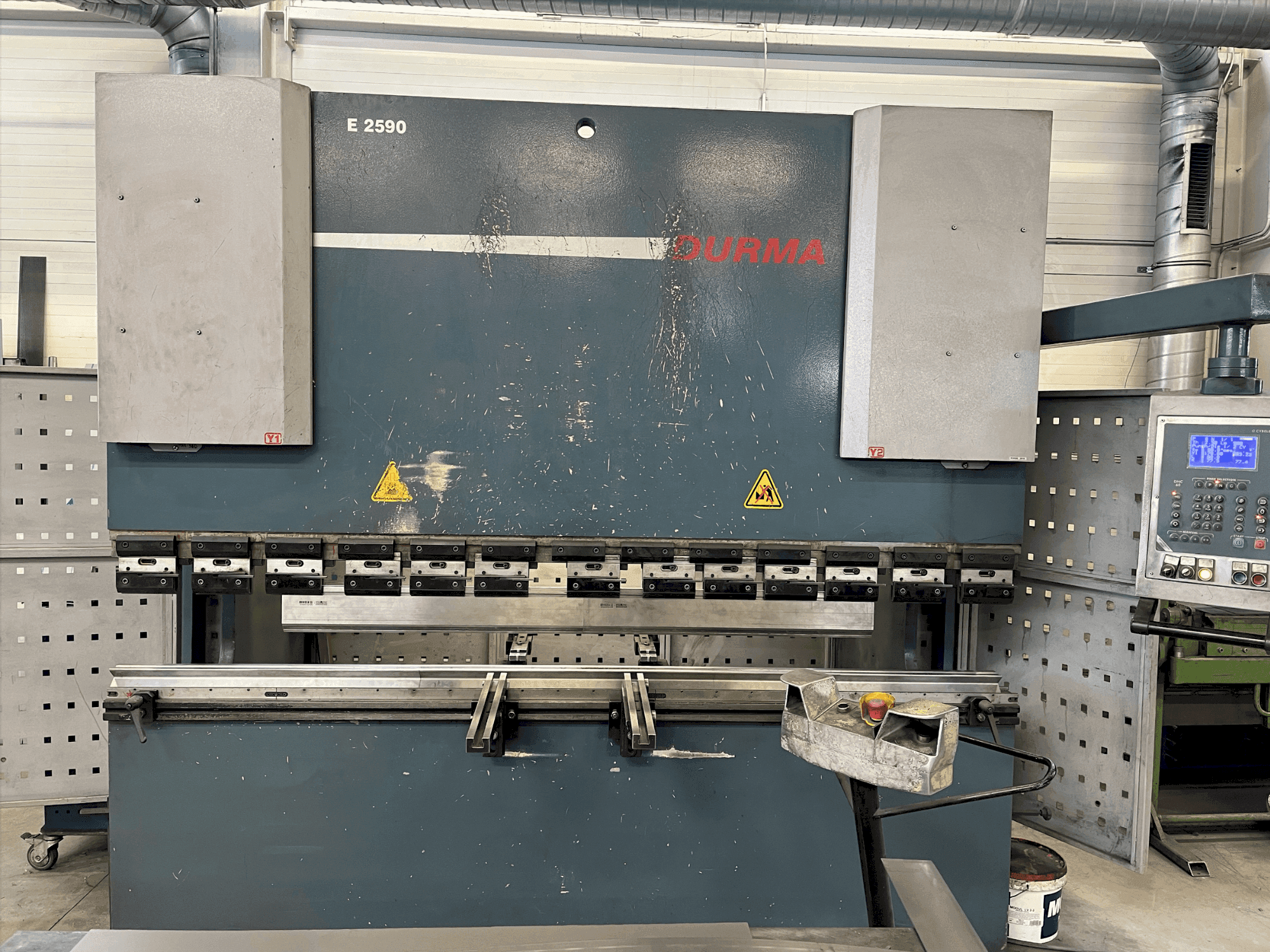 Vue de face de la machine Durma E 2590