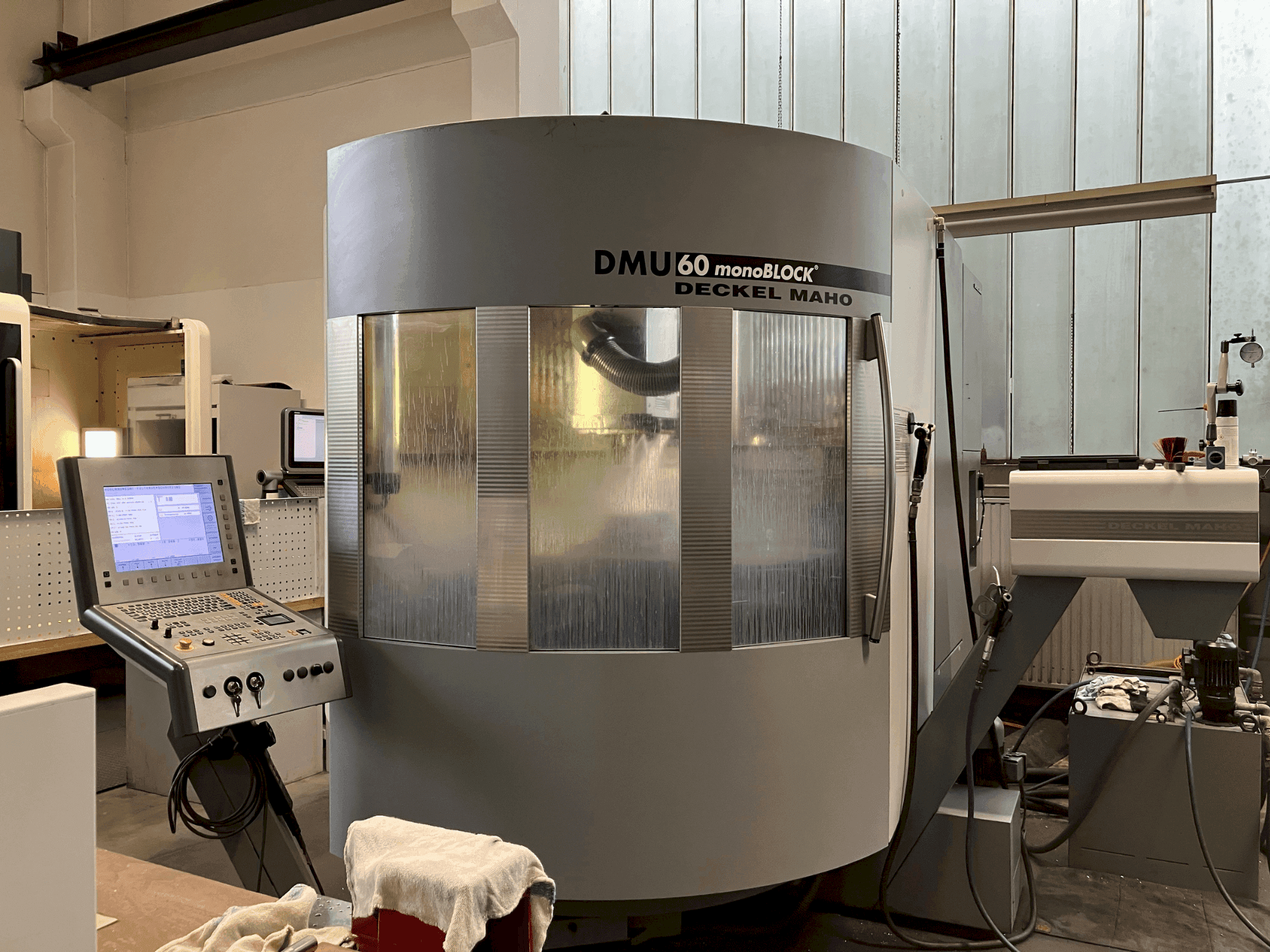 Vue de face de la machine DMG DMU 60 monoBlock