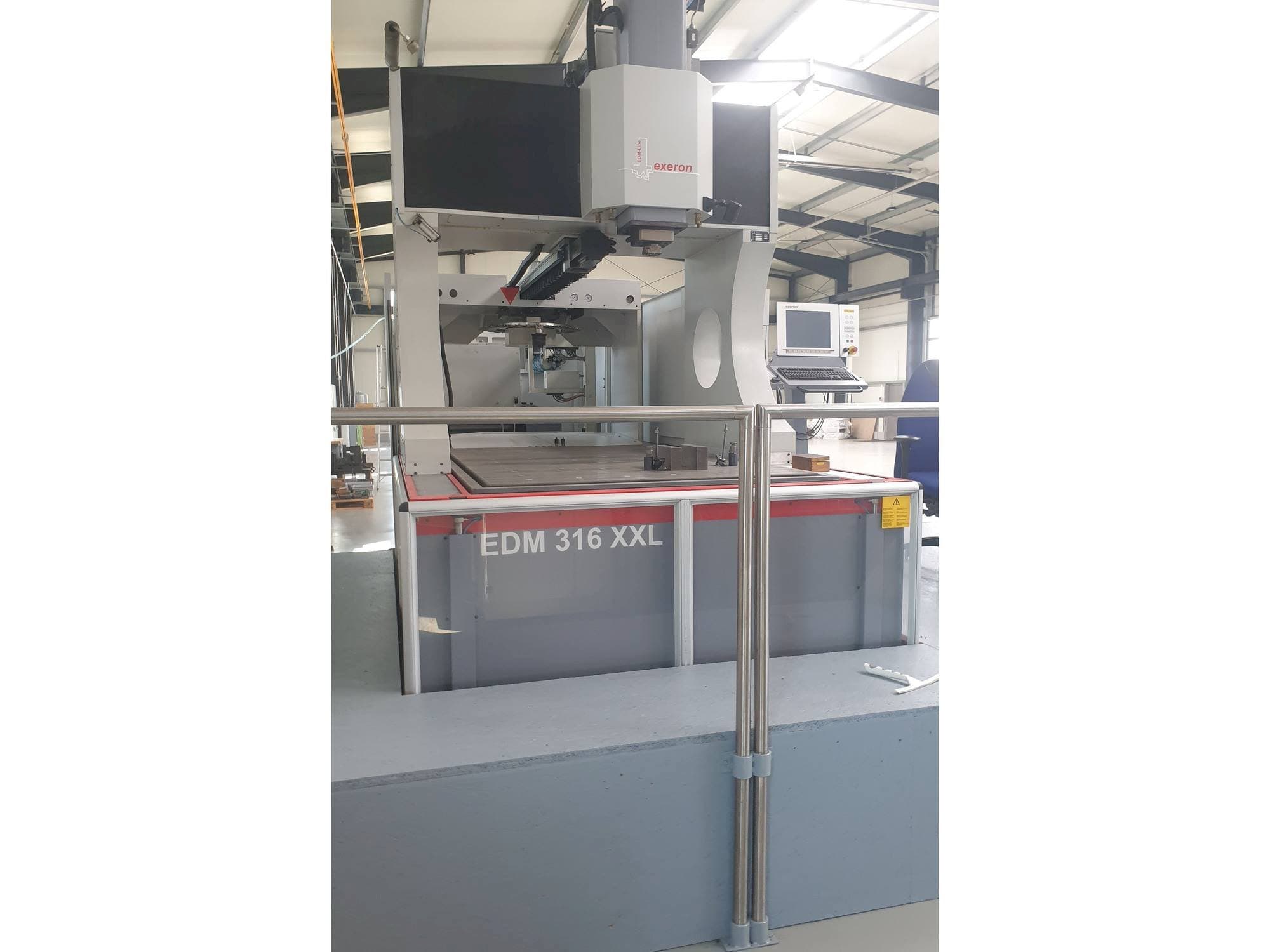 Vue de face de la machine Exeron 316 XXL