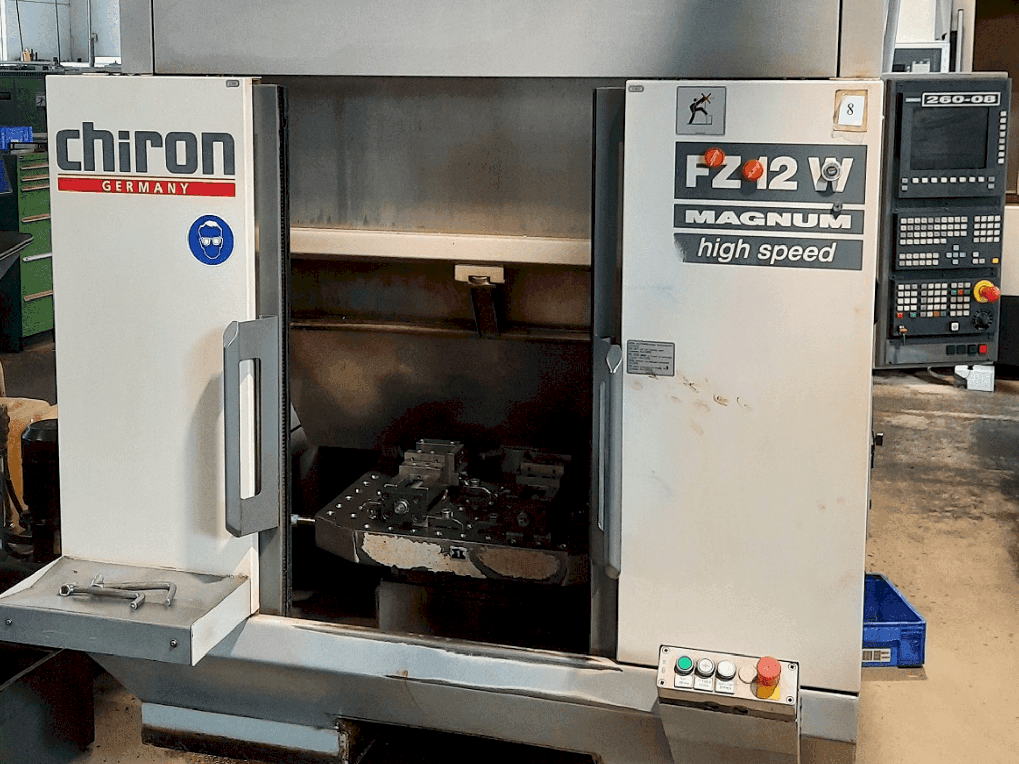 Vue de face de la machine CHIRON FZ 12 W