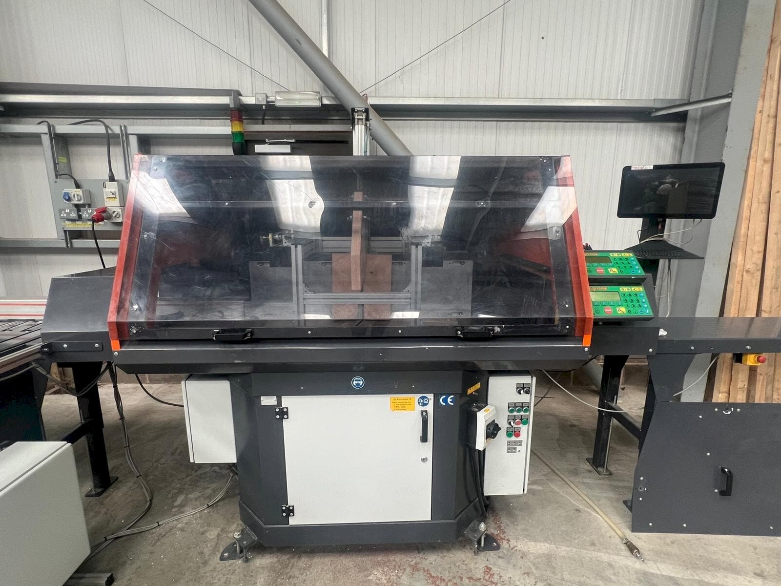 Vue de face de la machine TIGER UKA 600 Cross cut installation