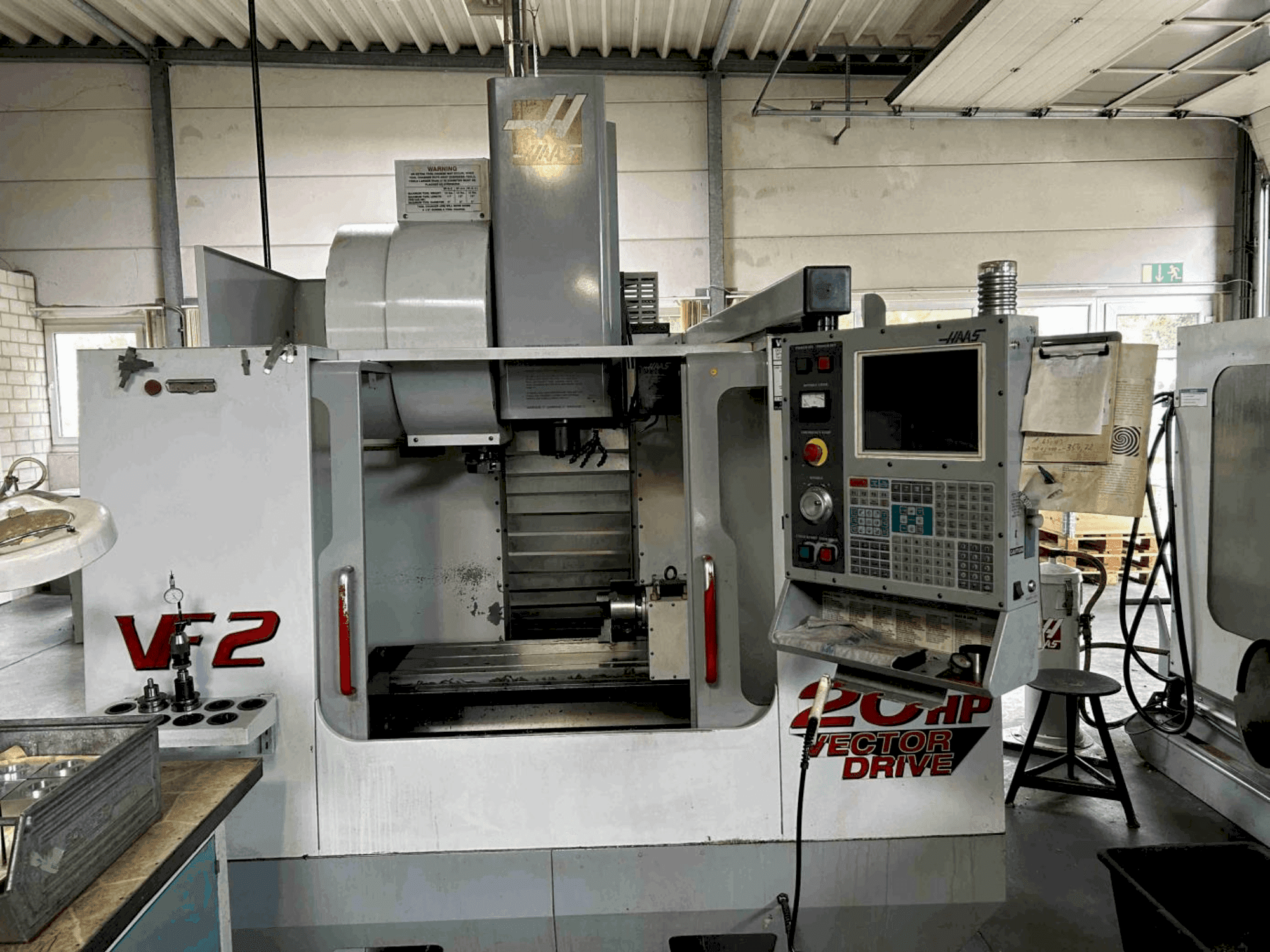 Vue de face de la machine HAAS VF2 HE