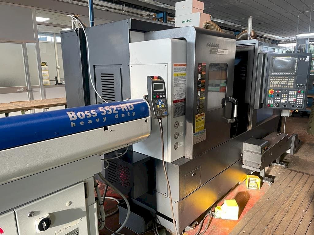 Vue de face de la machine Doosan LYNX 220LSY