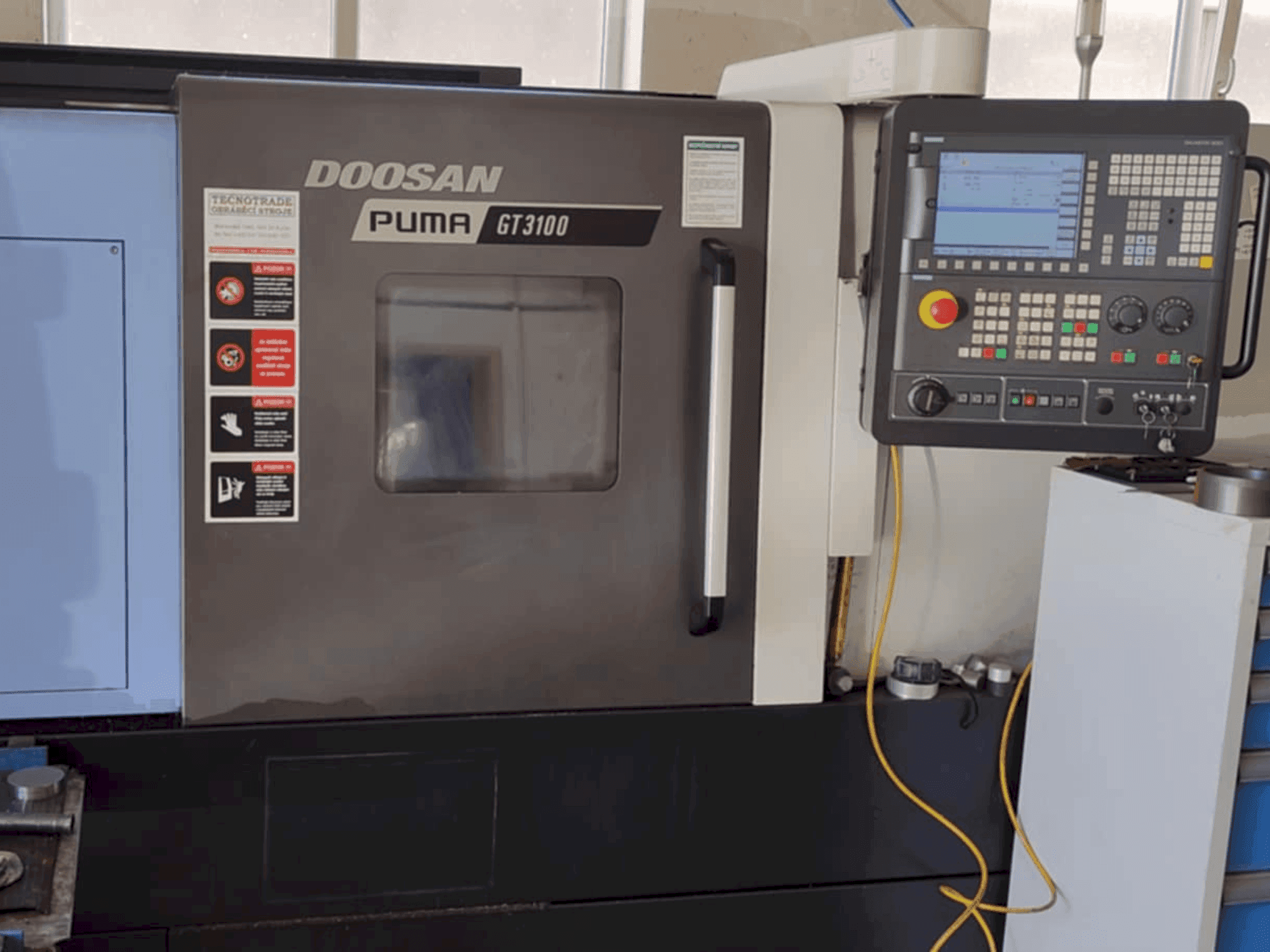 Vue de face de la machine DOOSAN Puma GT3100