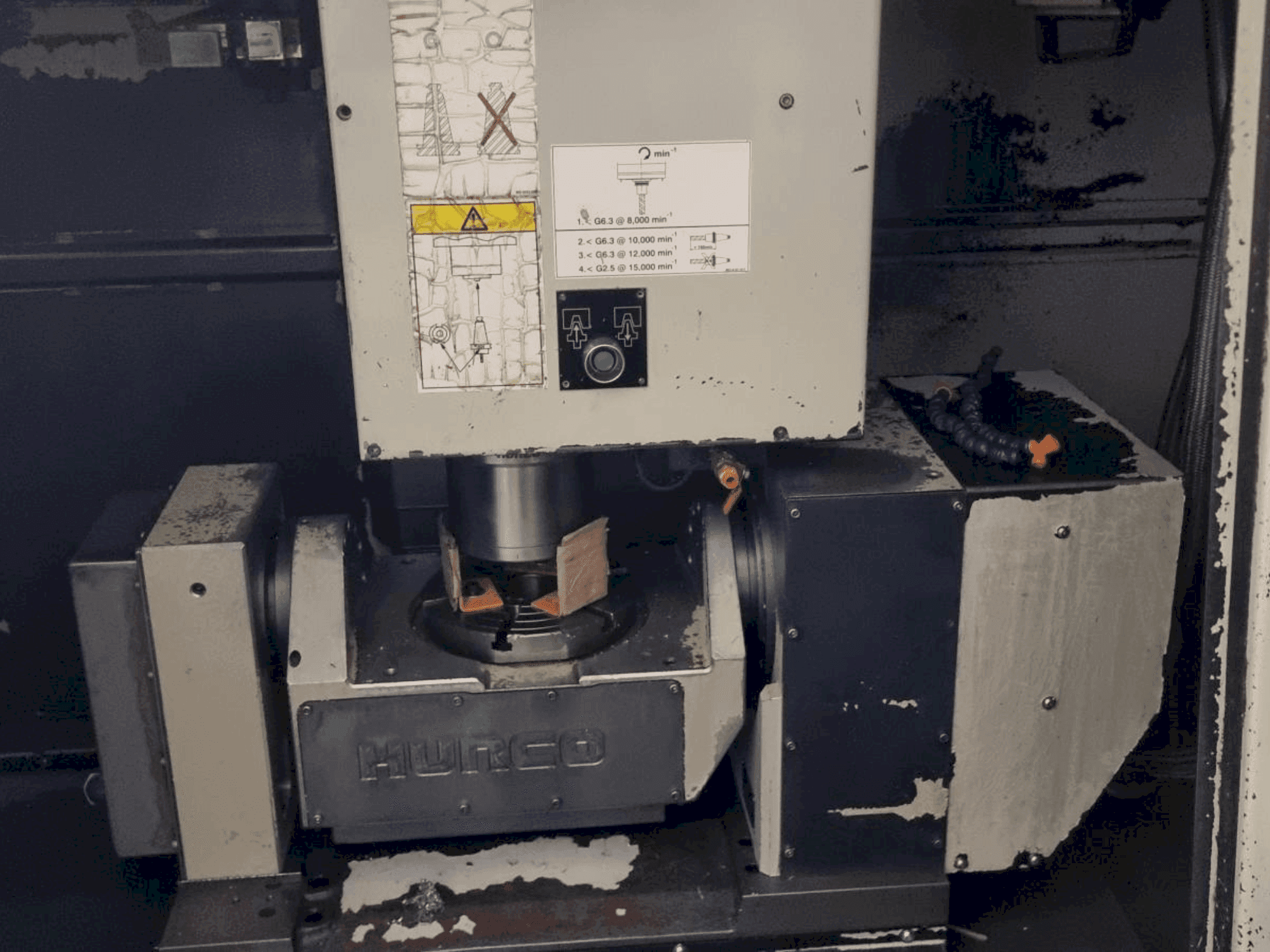 Vue de face de la machine Hurco VMX 50T