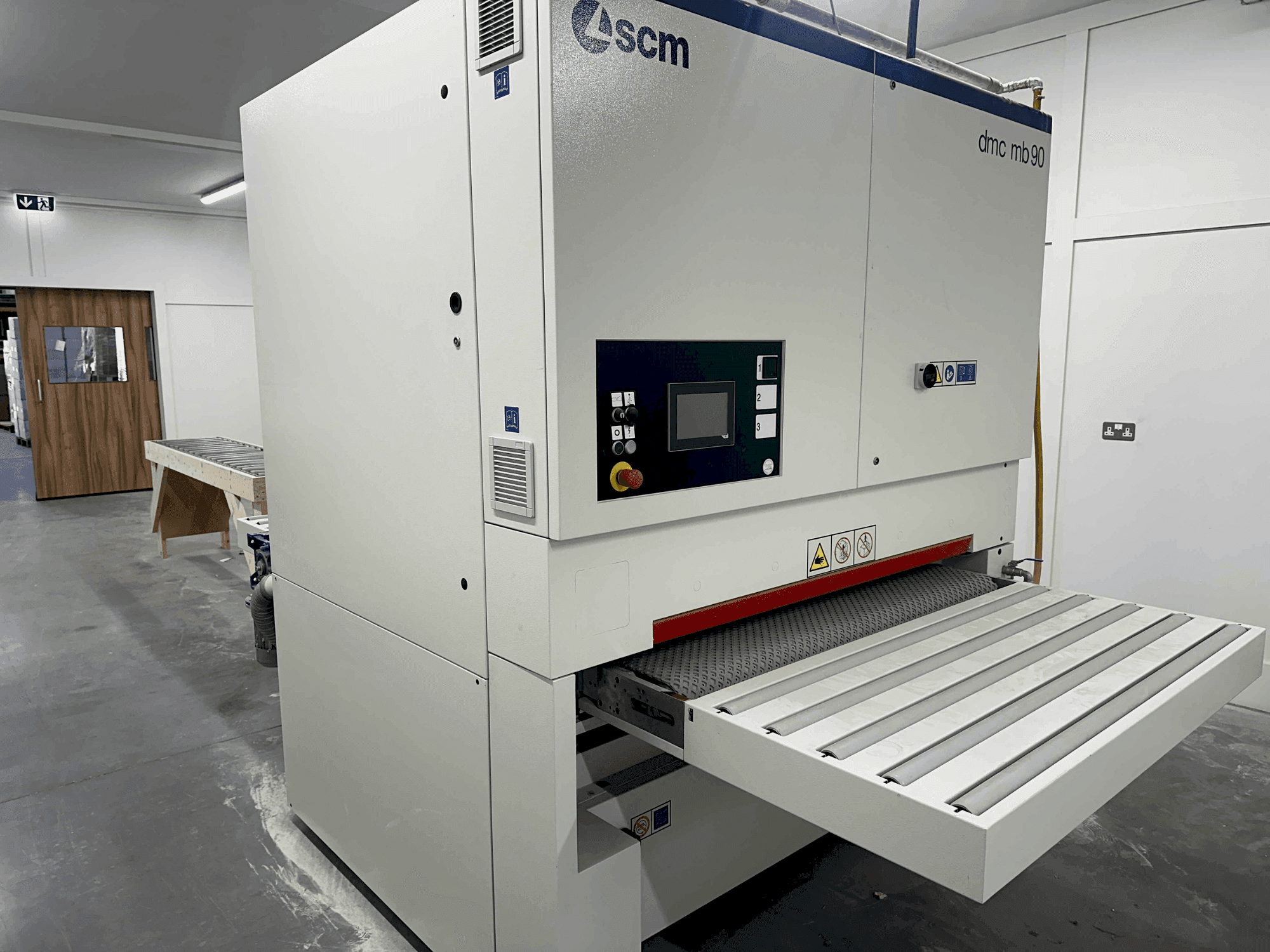 Vue de face de la machine SCM DMC MB90 DBB135