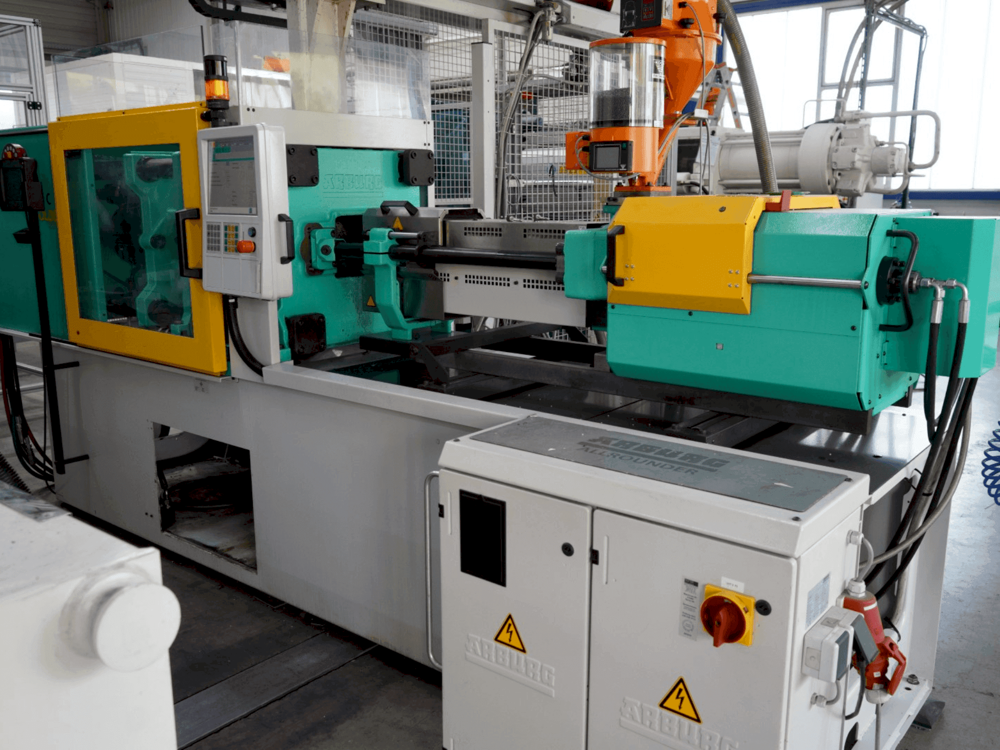 Vue de face de la machine Arburg 470C 1500-400