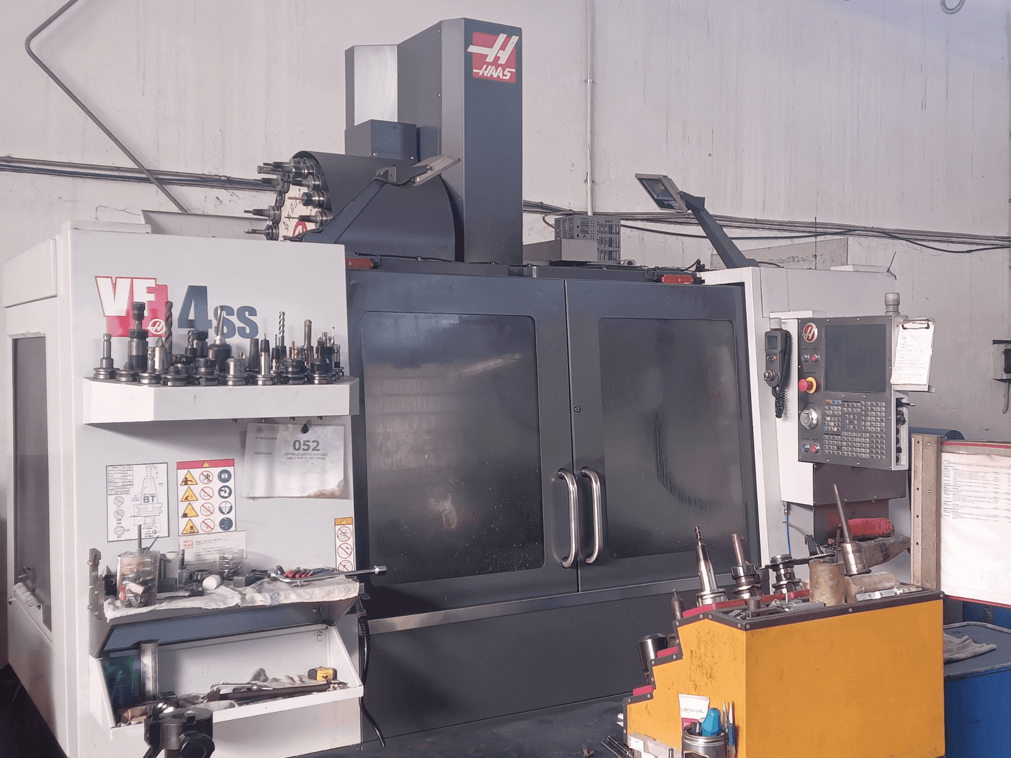Vue de face de la machine HAAS VF-4SS