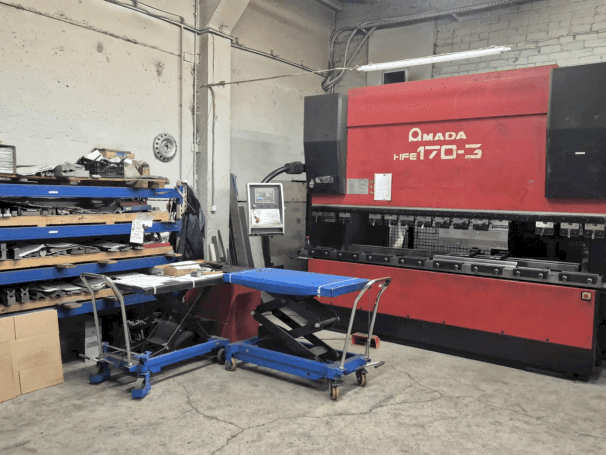 Vue de face de la machine AMADA HFE 170-3