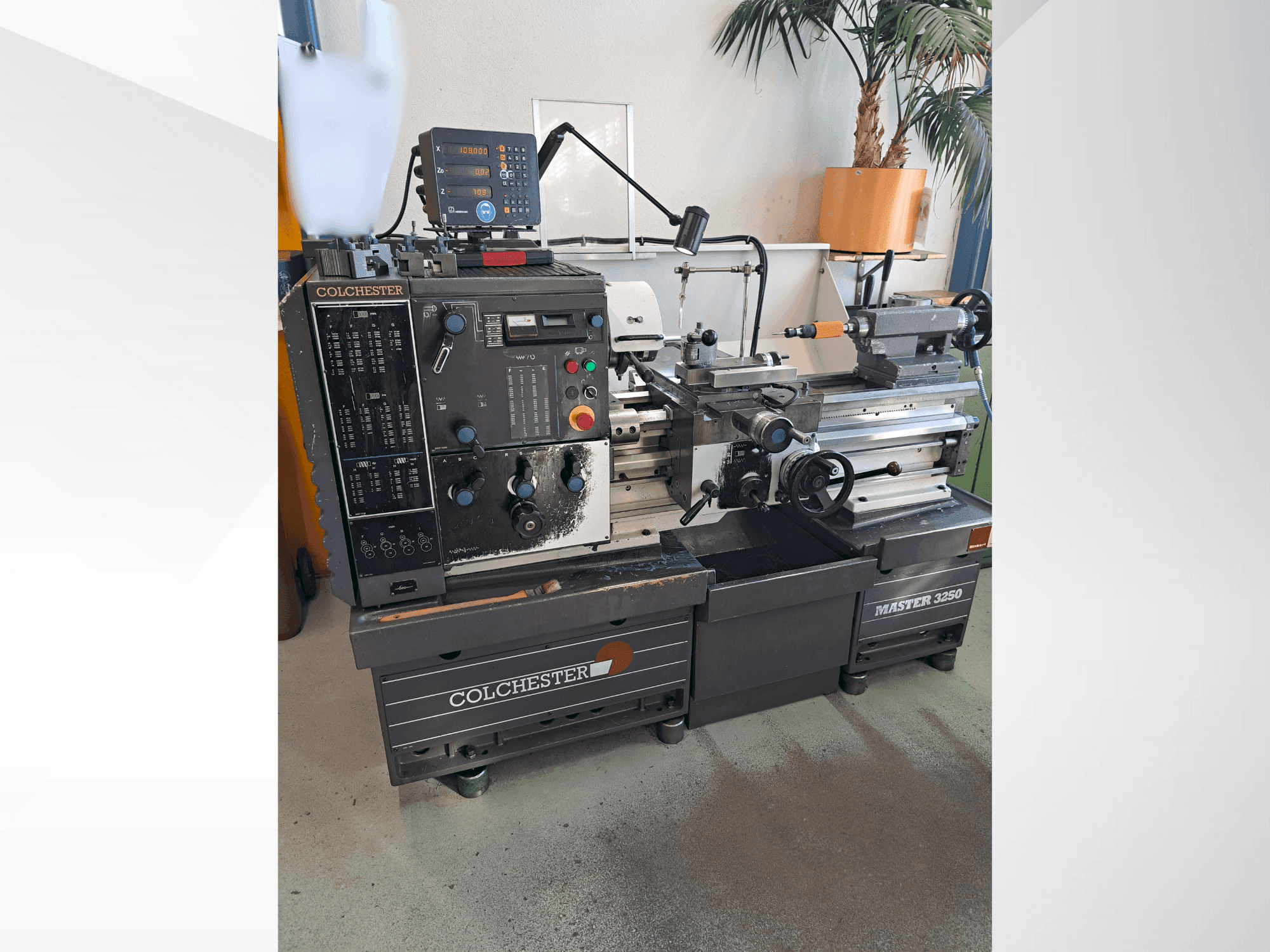 Vue de face de la machine Colchester Master 3250