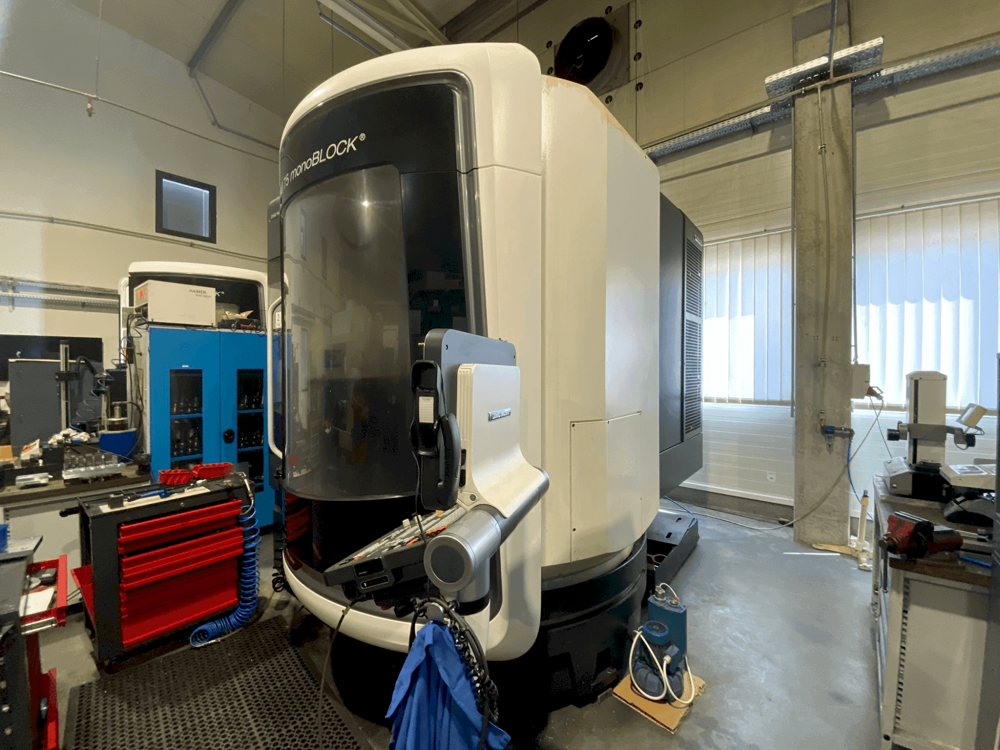 Vue de face de la machine DMG MORI DMU 75 MonoBlock
