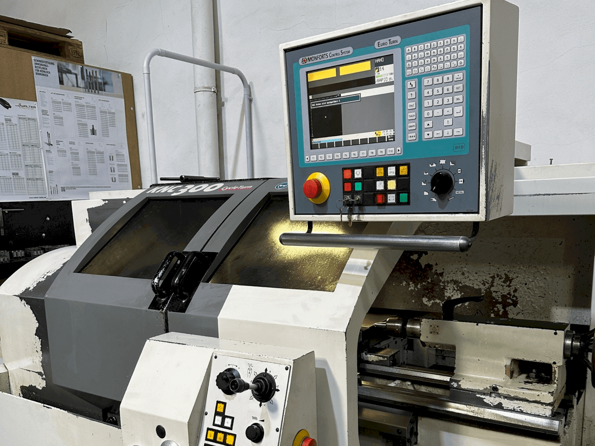 Vue de face de la machine Monforts KNC 300 CycleTurn