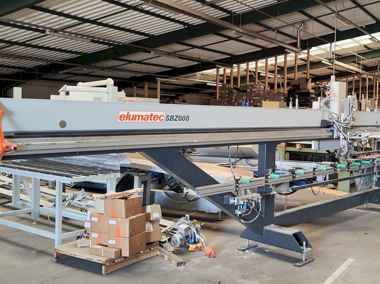 Vue de face de la machine Elumatec SBZ 608