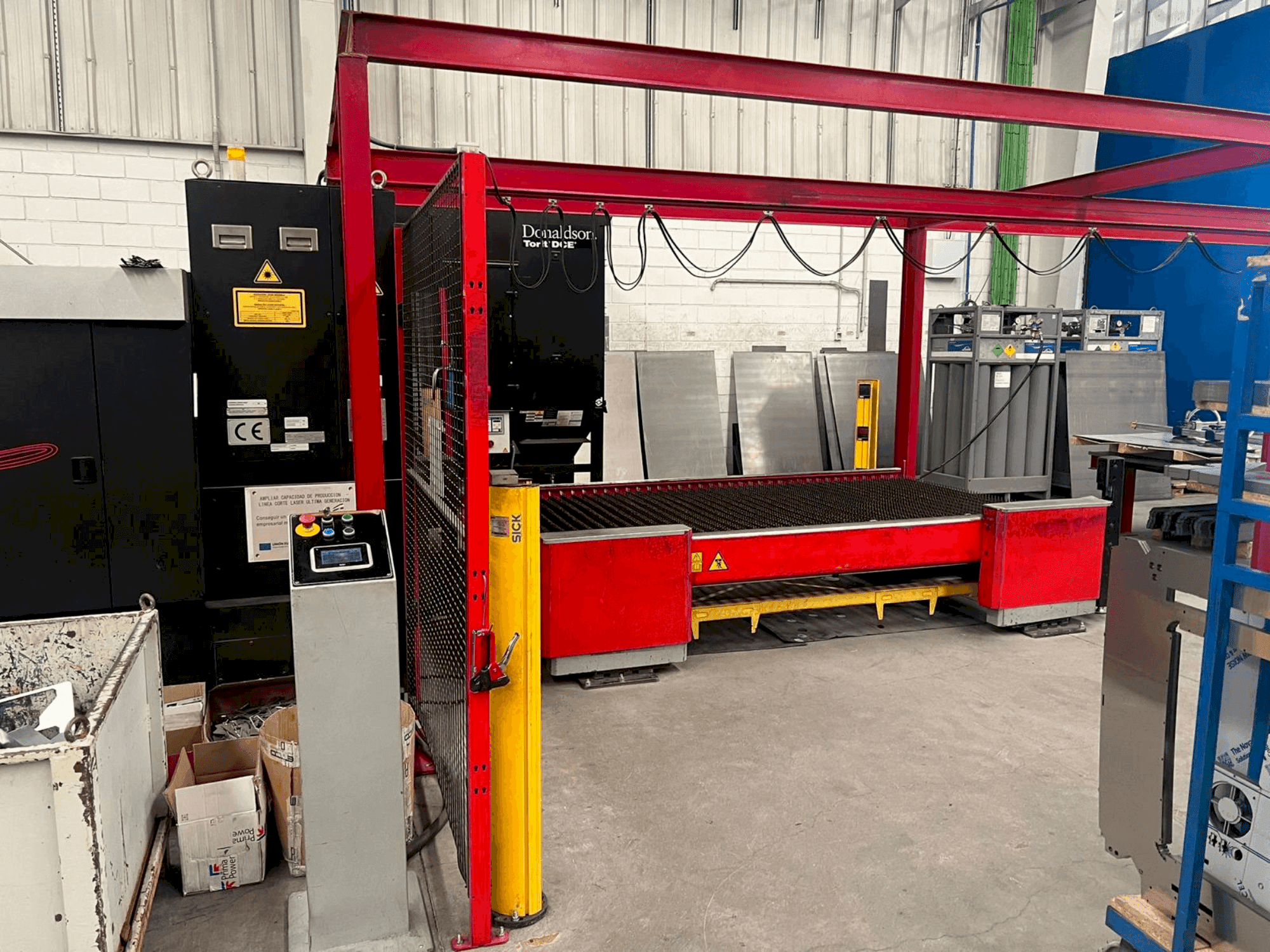 Vue de face de la machine AMADA LCG 3015 AJ