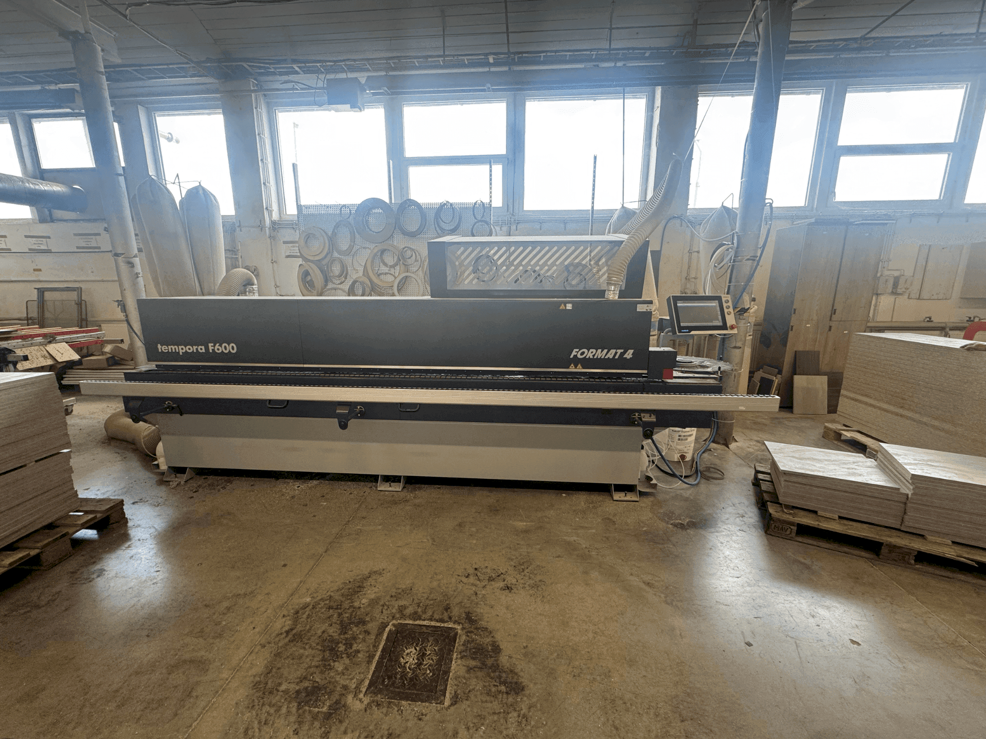 Vue de face de la machine FORMAT4 TEMPORA 60.06 glueBox x-motion