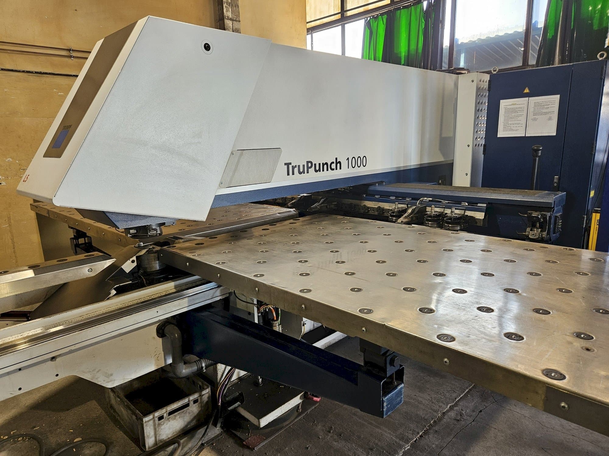 Vue de face de la machine Trumpf TruPunch 1000