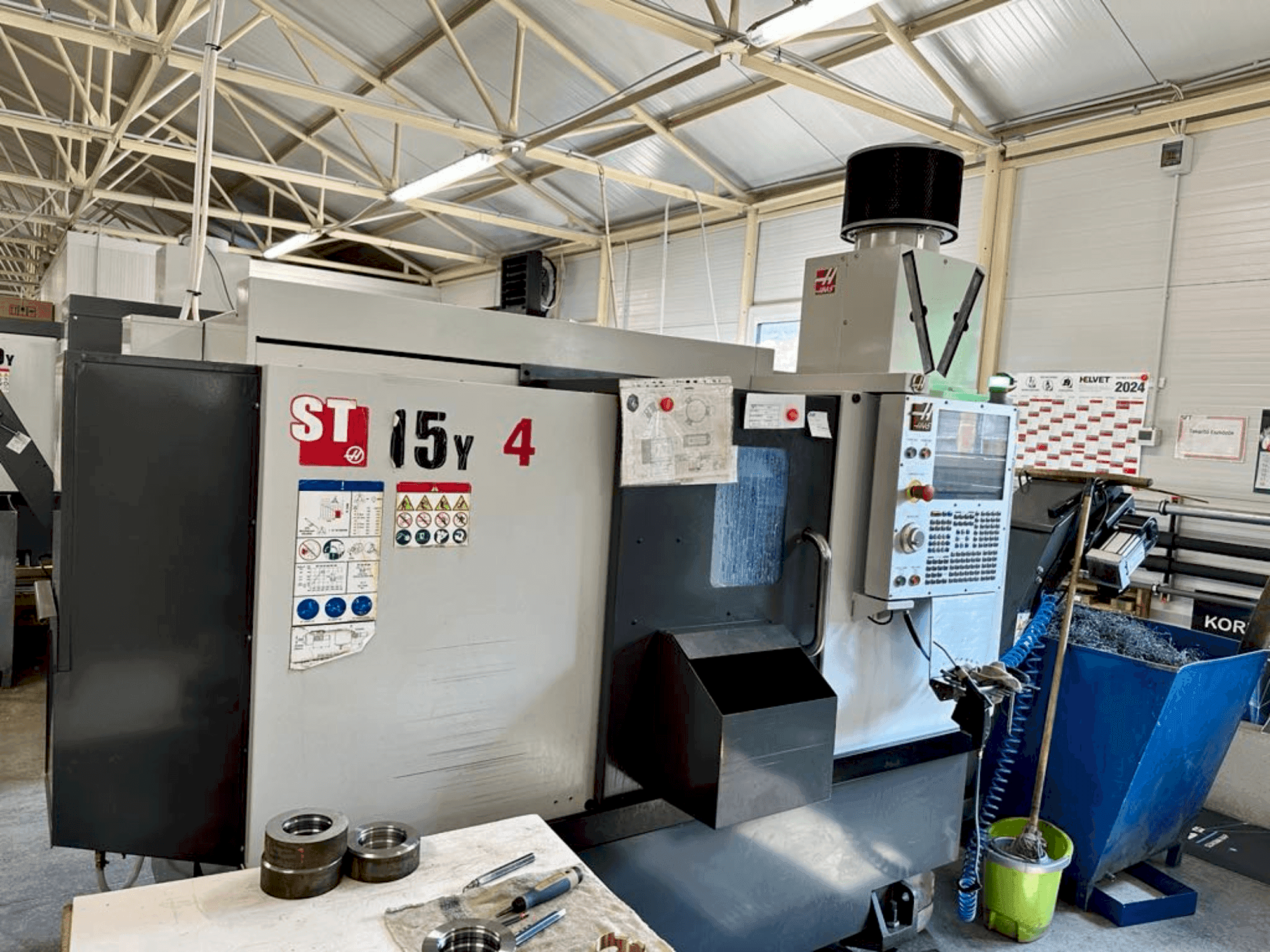 Vue de face de la machine HAAS ST-15Y