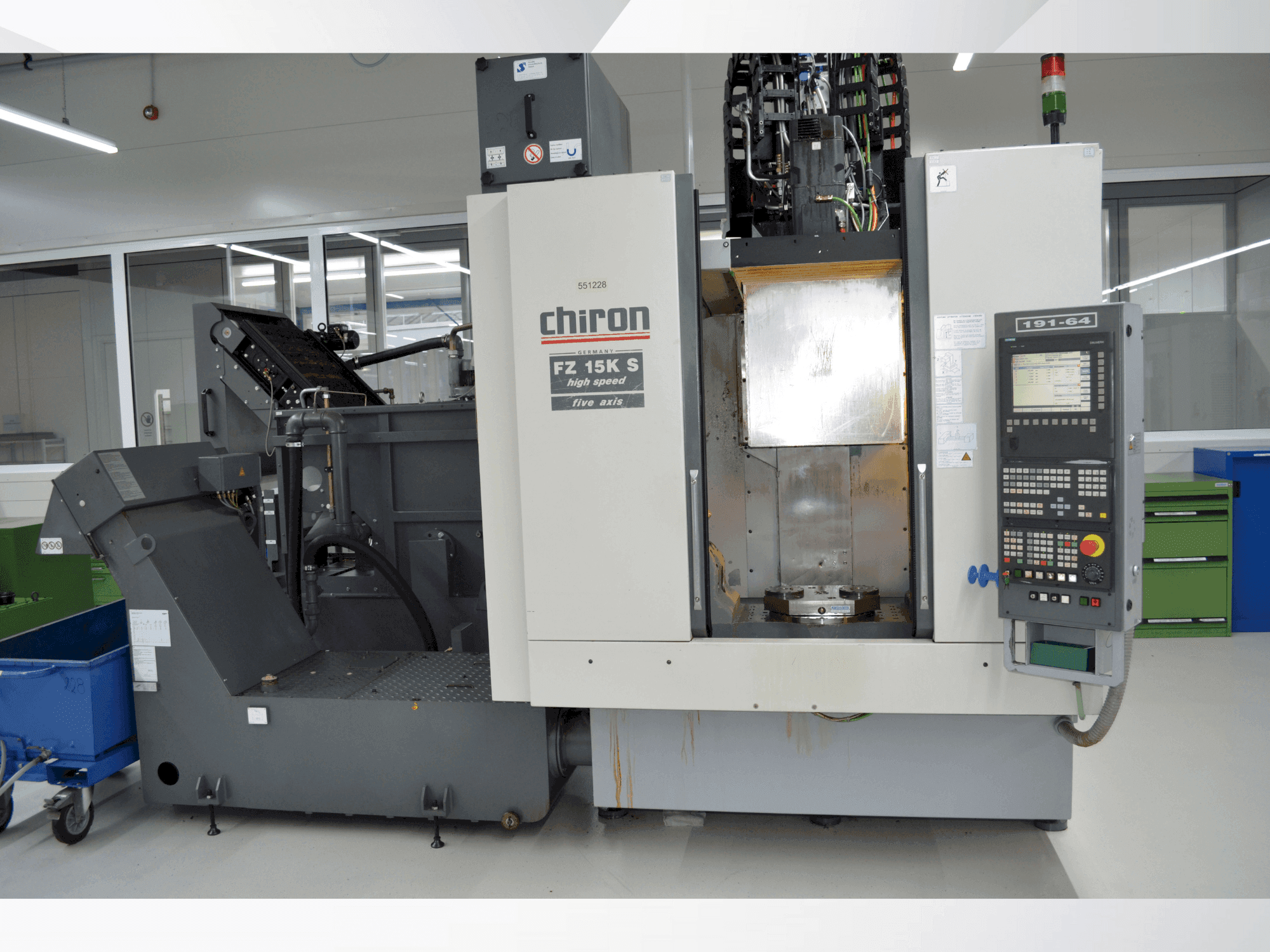 Vue de face de la machine CHIRON FZ 15KS five axis high speed