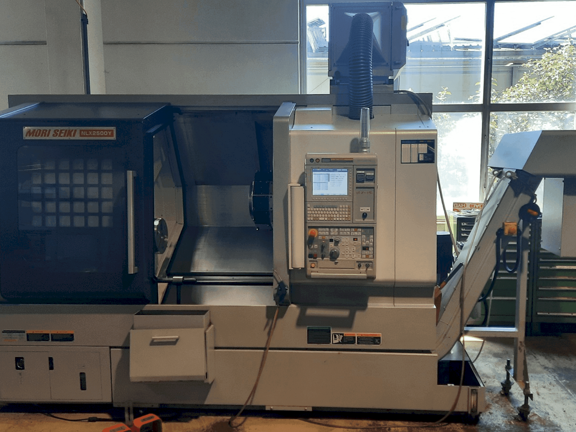 Vue de face de la machine DMG Mori Seiki NLX2500Y 700