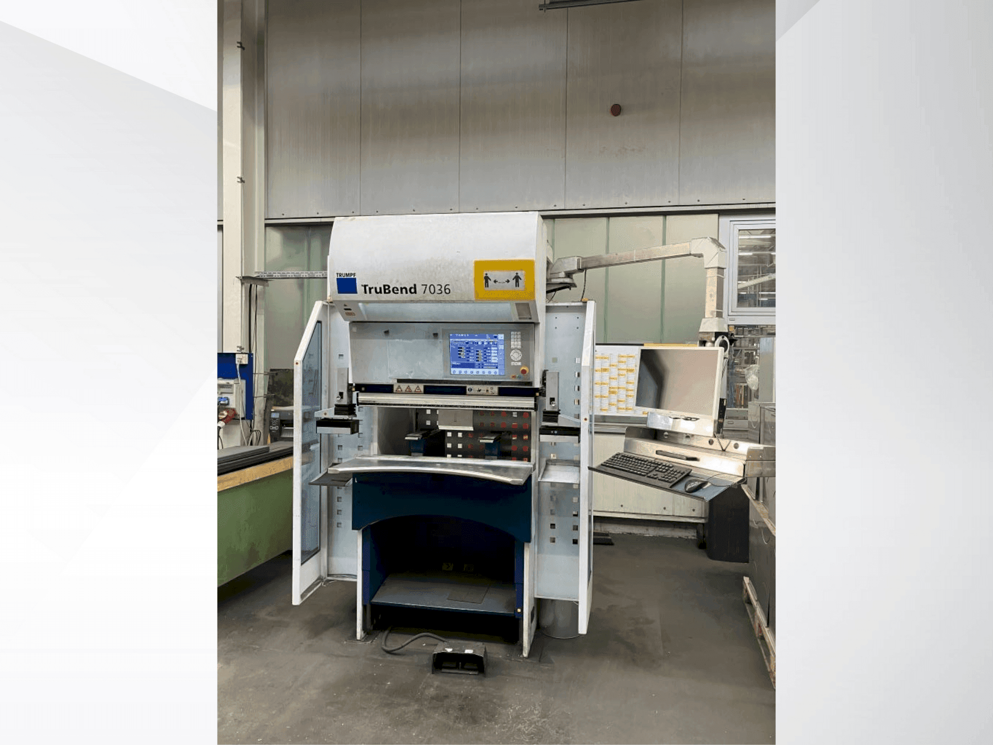 Vue de face de la machine TRUMPF TruBend 7036