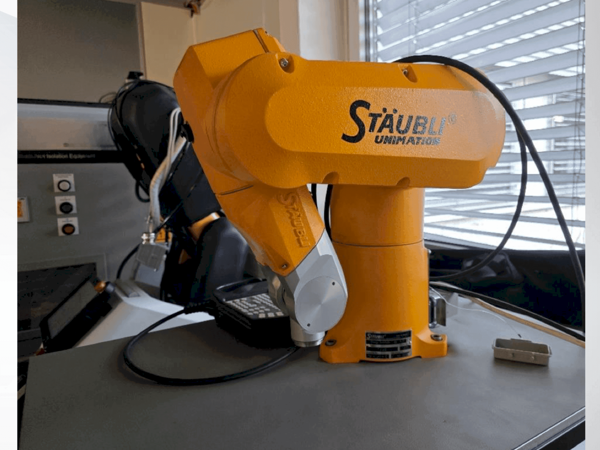 Vue de face de la machine STAUBLI TX40