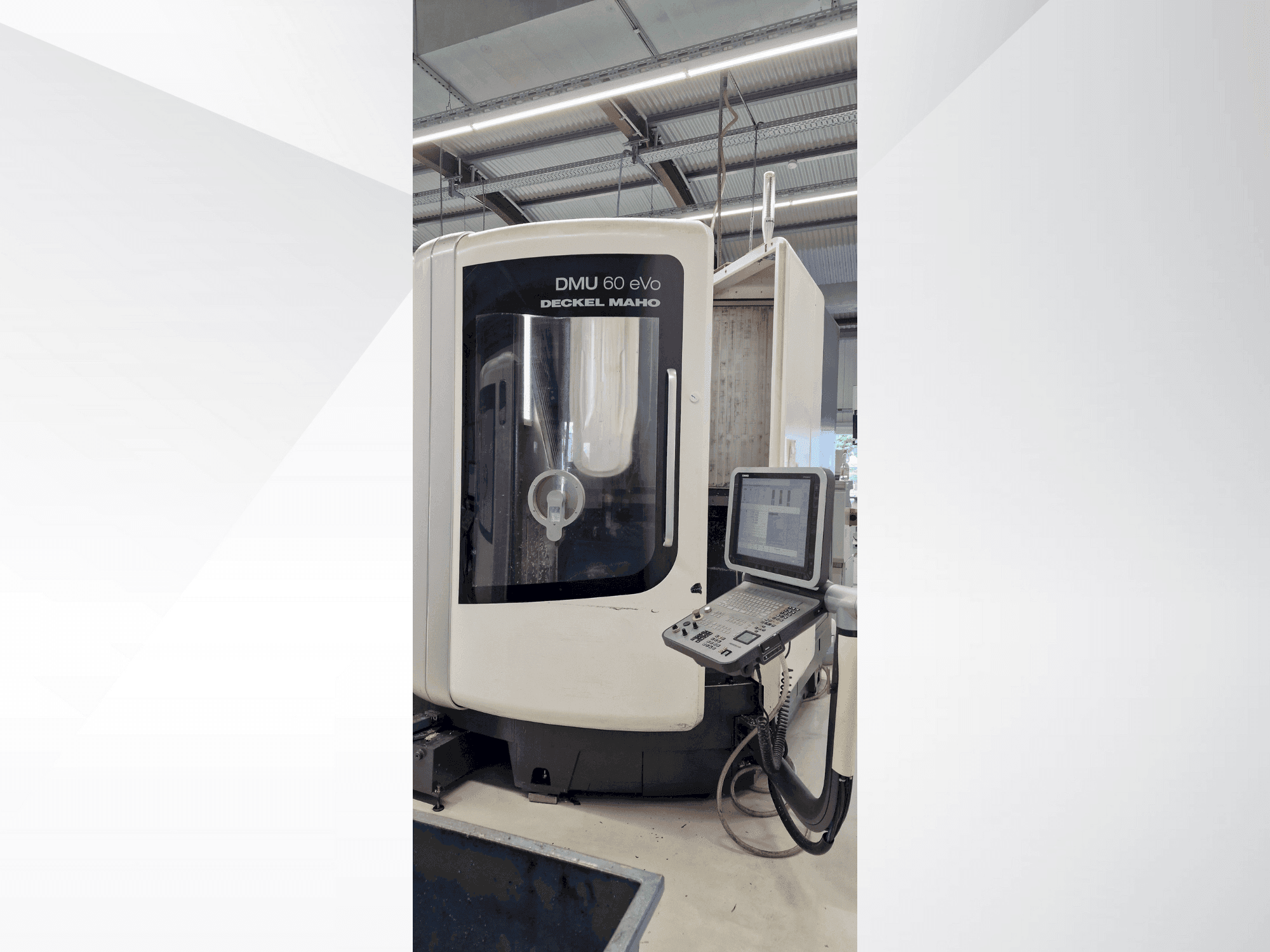 Vue de face de la machine DMG DECKEL MAHO DMU 60 evo