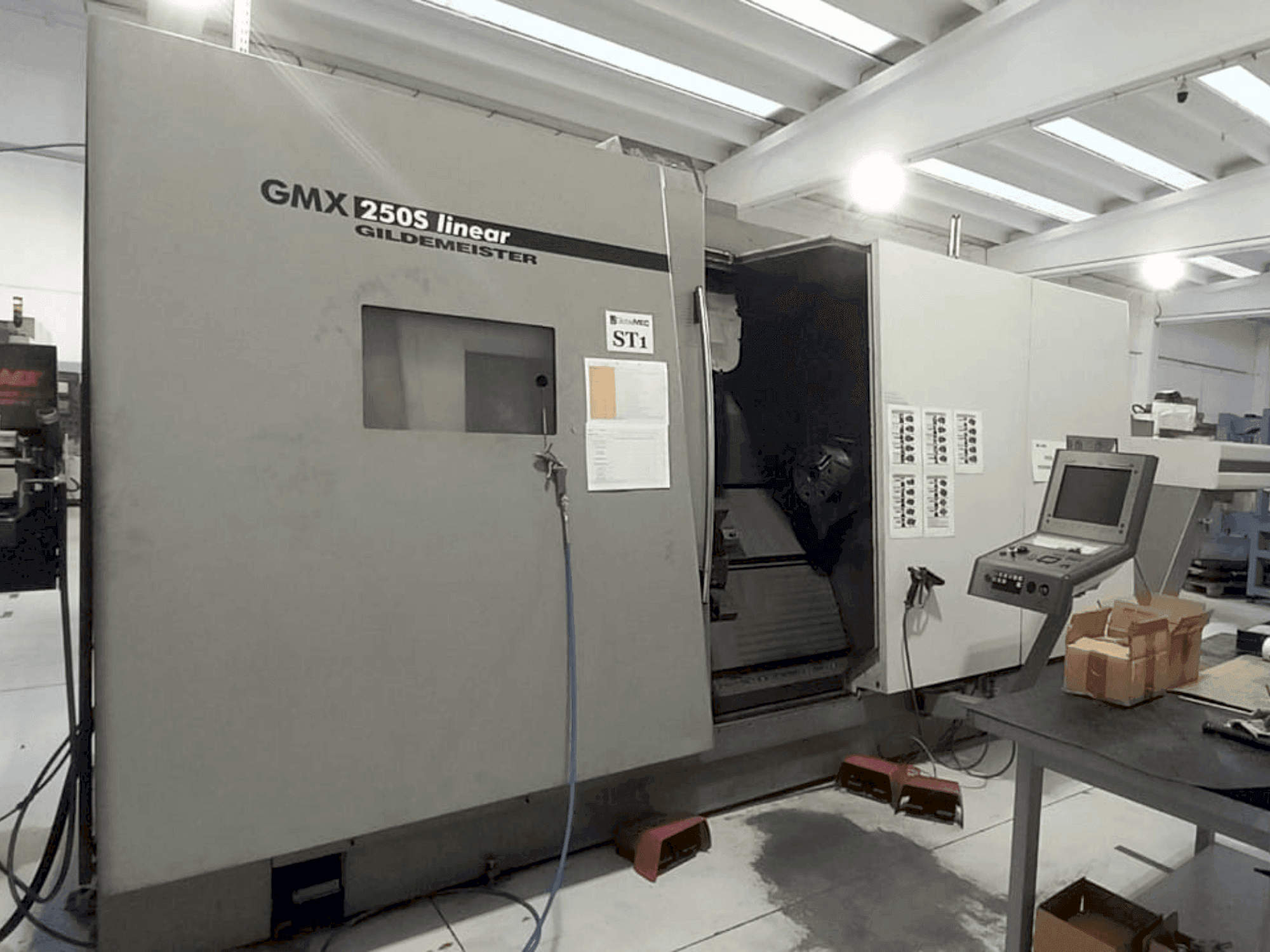 Vue de face de la machine Gildemeister GMX 250S Linear