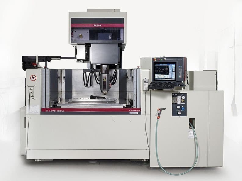 Vue de face de la machine Mitsubishi FA 30S Advance