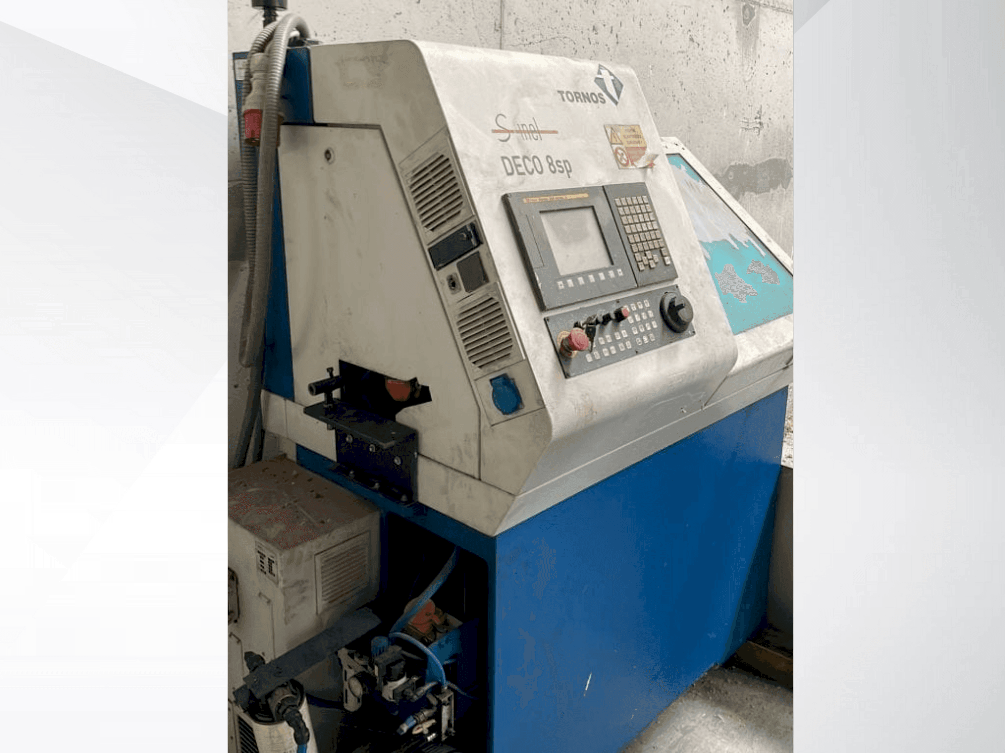 Vue de face de la machine TORNOS DECO 8sp