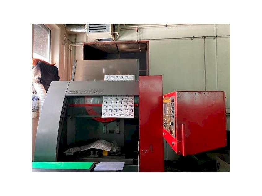 Vue de face de la machine EMCO VMC 300