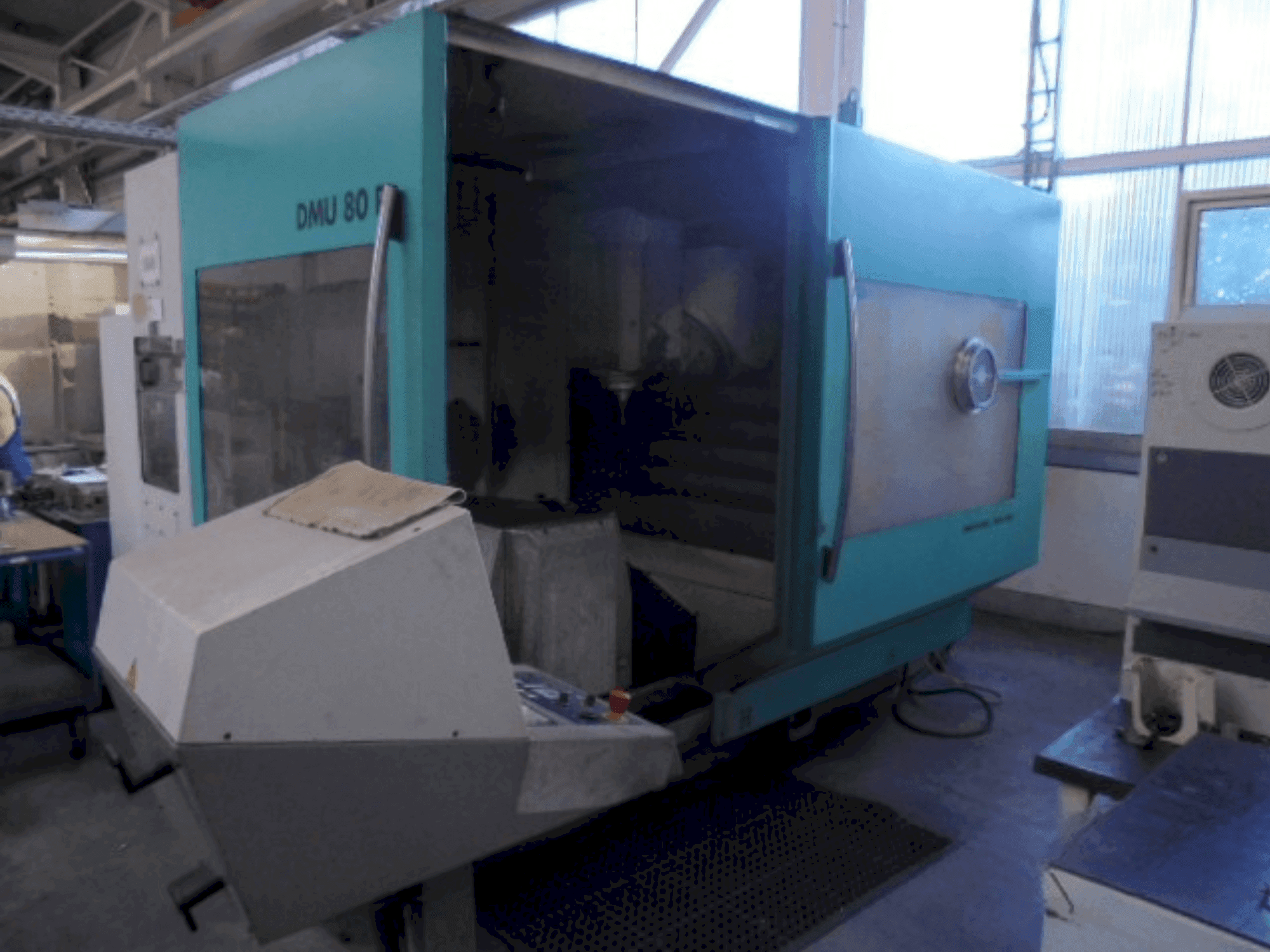 Vue de face de la machine DECKEL MAHO DMU 80P