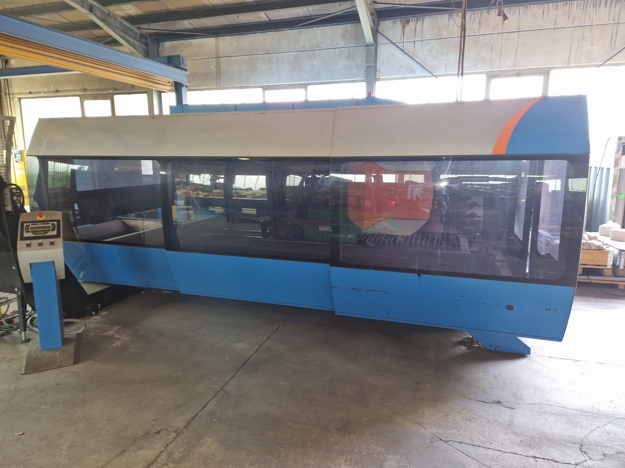 Vue de face de la machine Prima Power CP 4000 Zaphiro