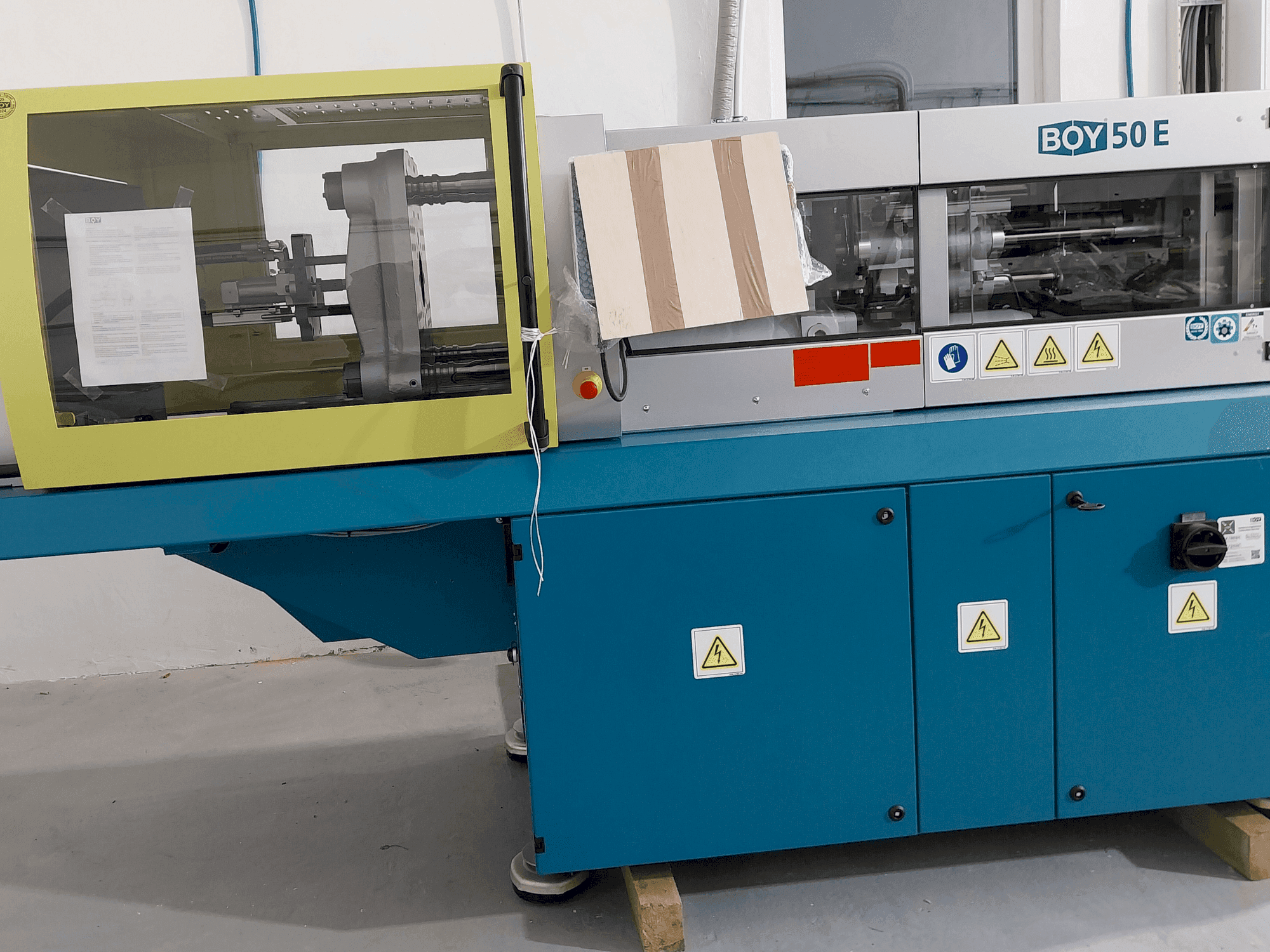 Vue de face de la machine BOY 50 E