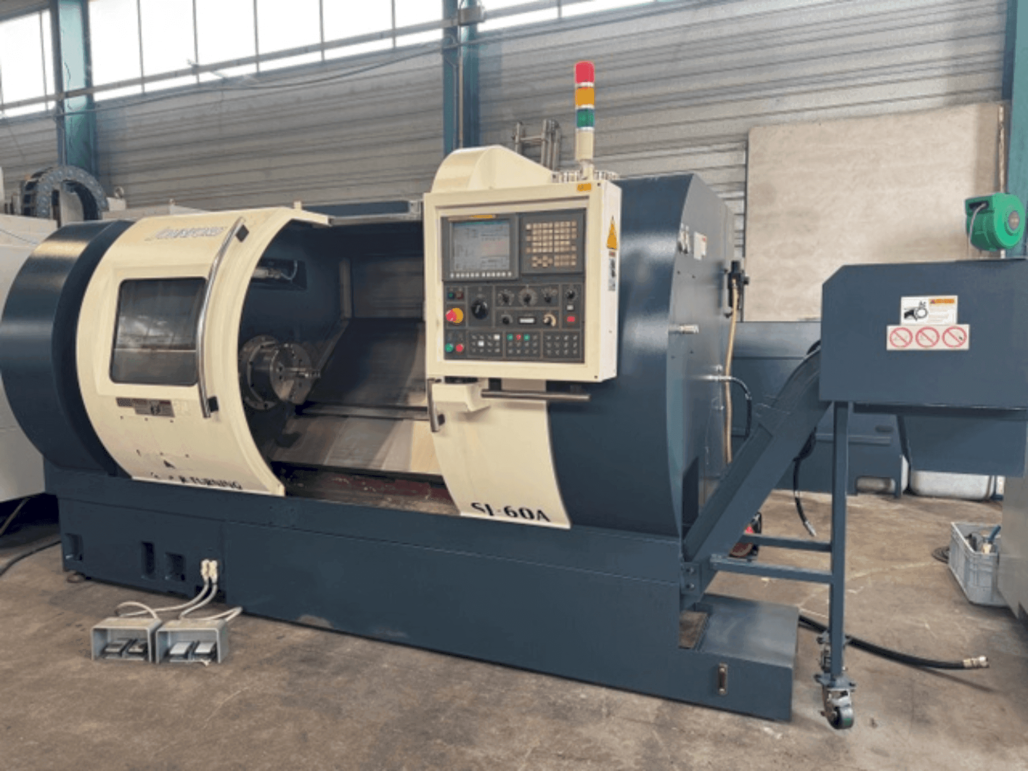 Vue de face de la machine Johnford SL 60A CS