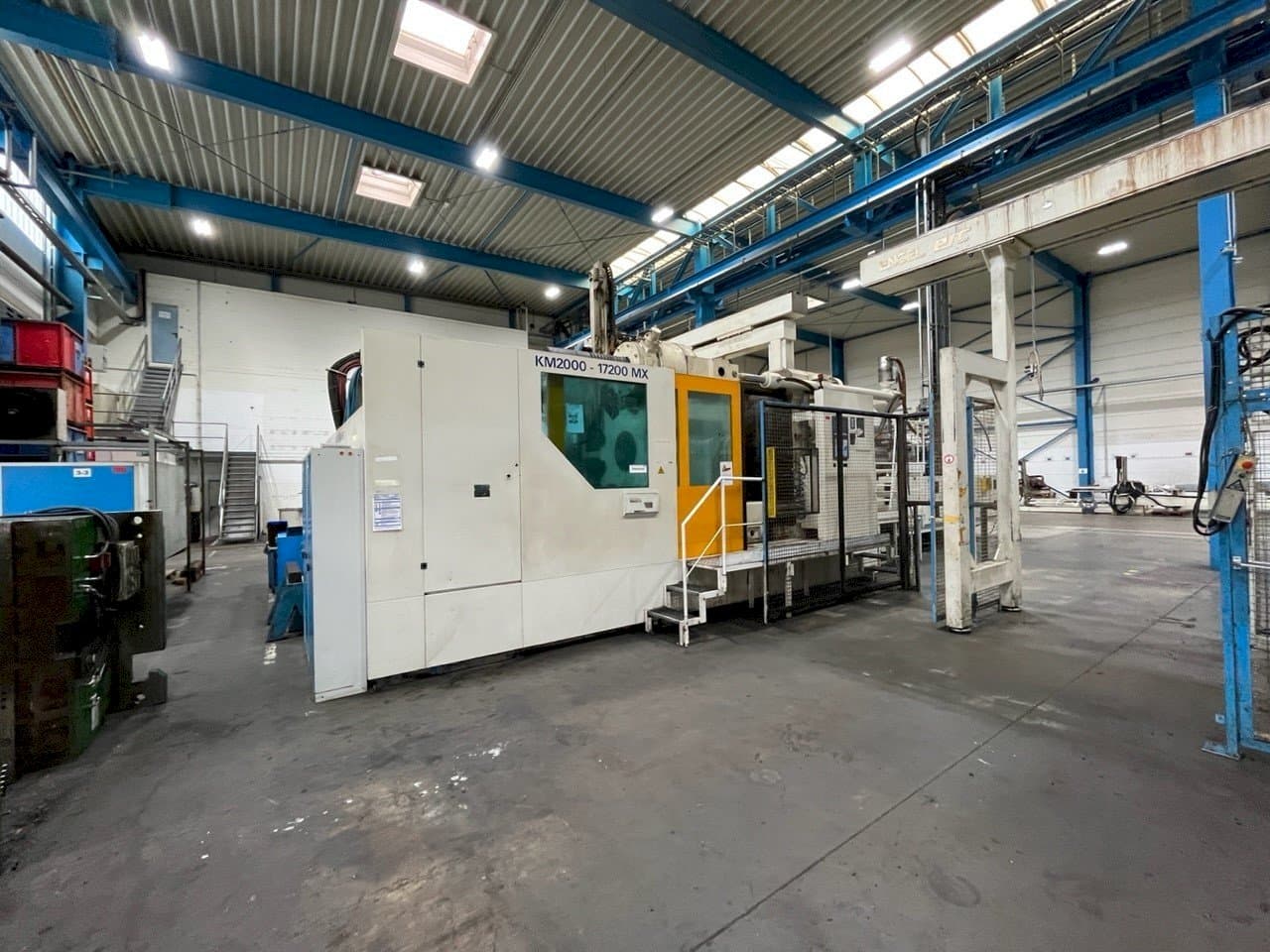 Vue de face de la machine Krauss Maffei KM 2000 17200 MX