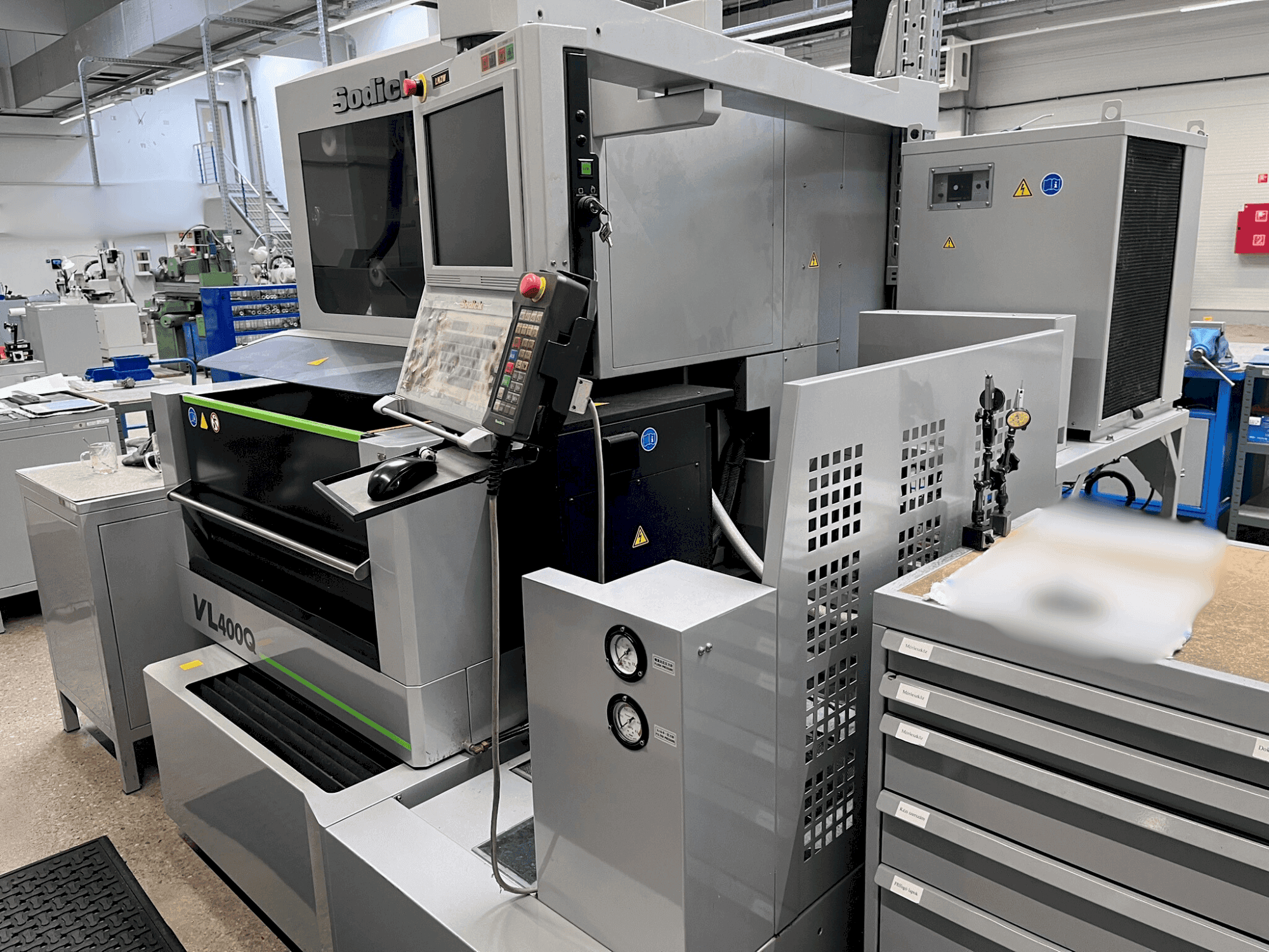 Vue de face de la machine Sodick VL 400Q