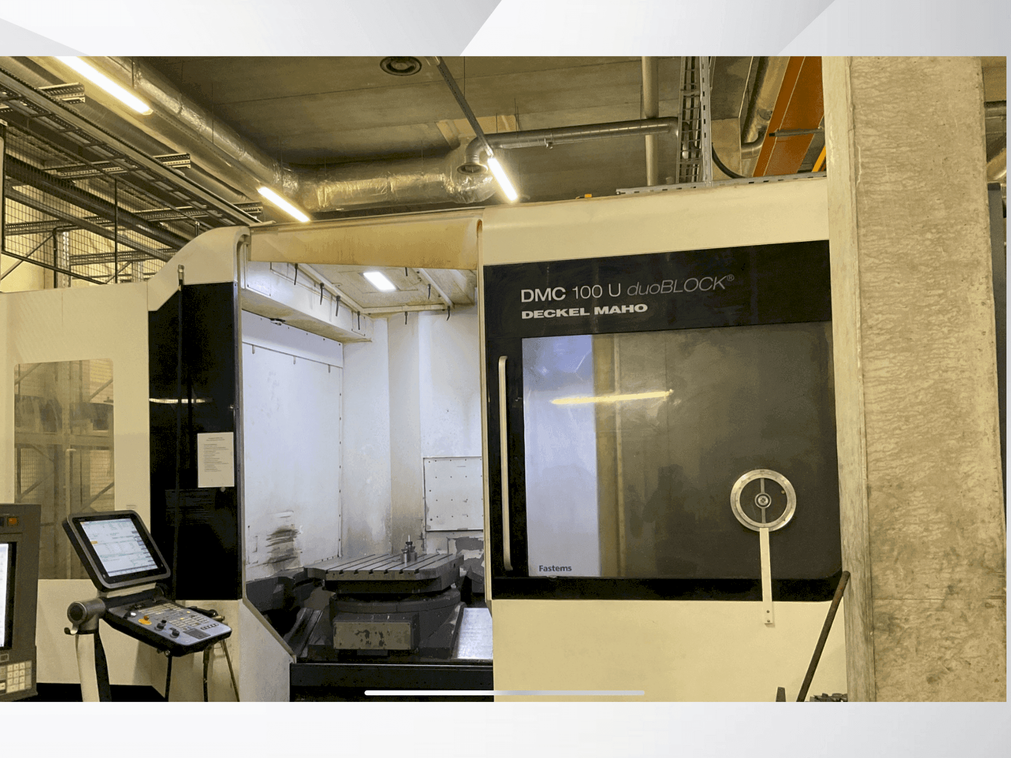Vue de face de la machine DMG DECKEL MAHO DMC 100U duoBLOCK