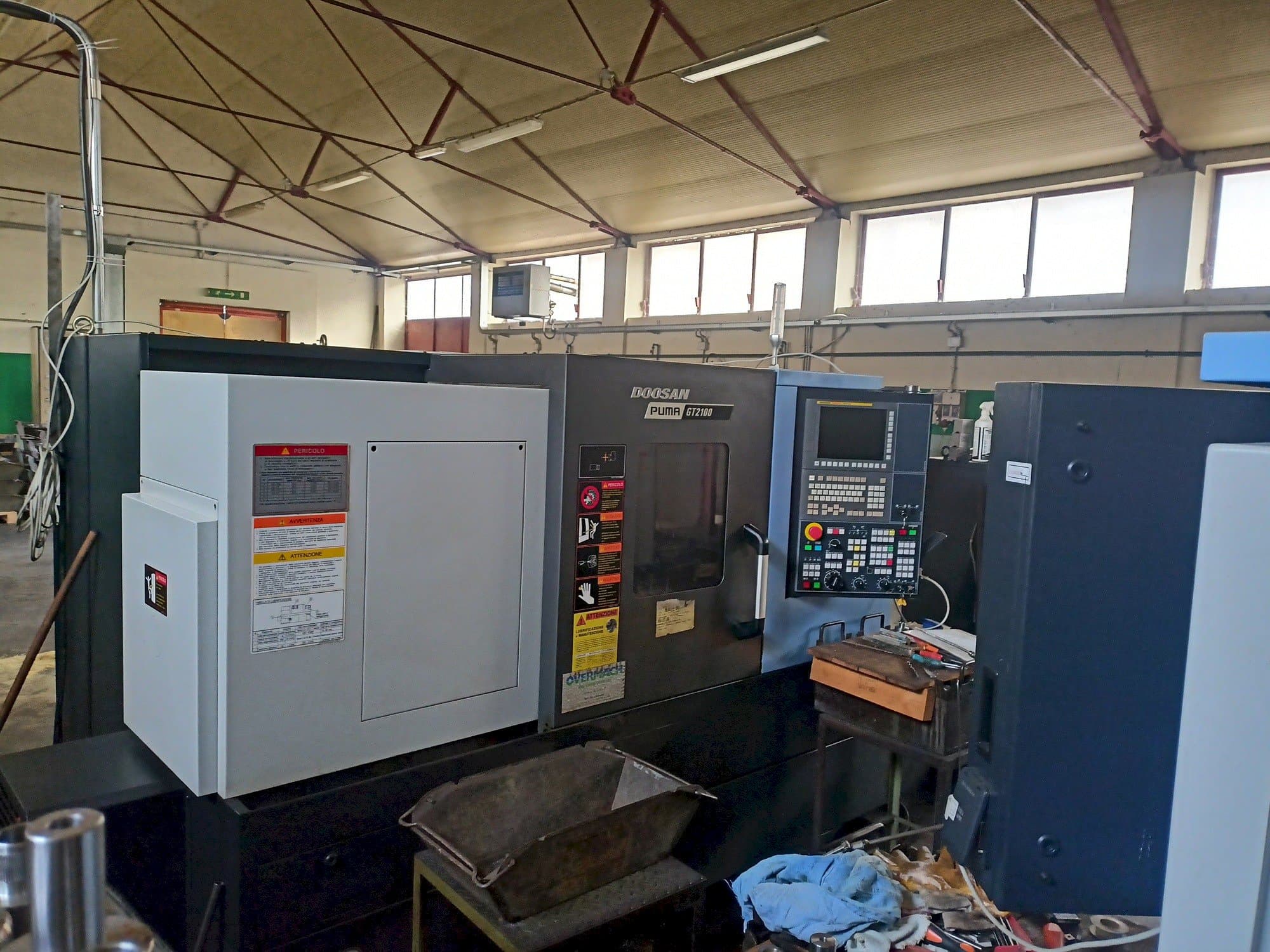 Vue de face de la machine DOOSAN Puma GT2100