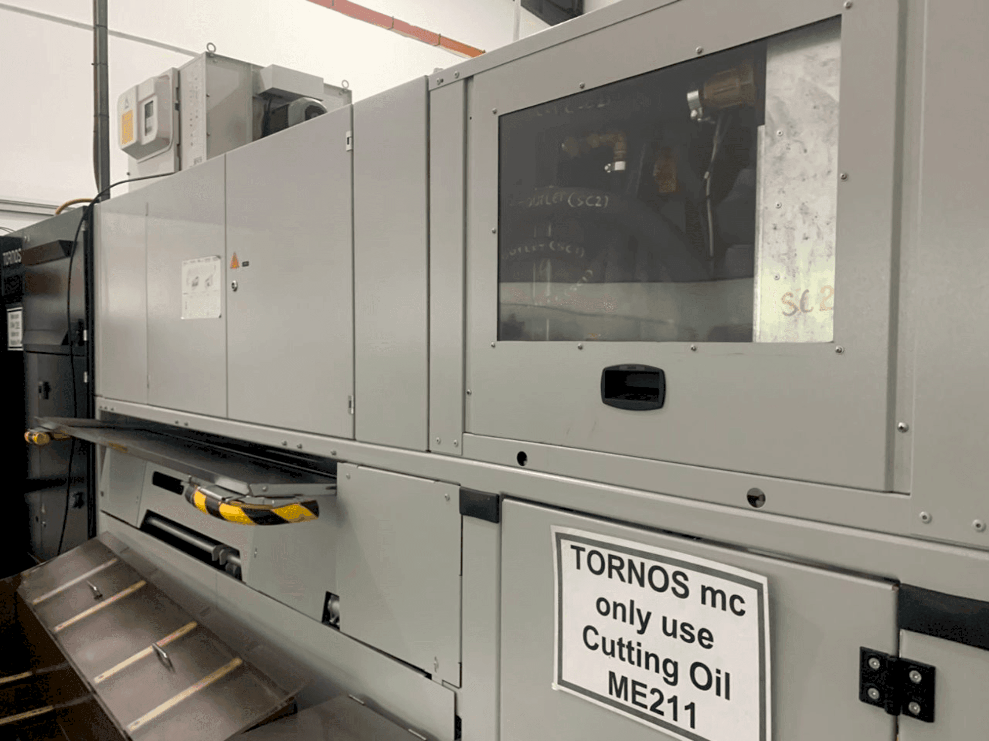 Vue de face de la machine TORNOS MultiSwiss 6x16
