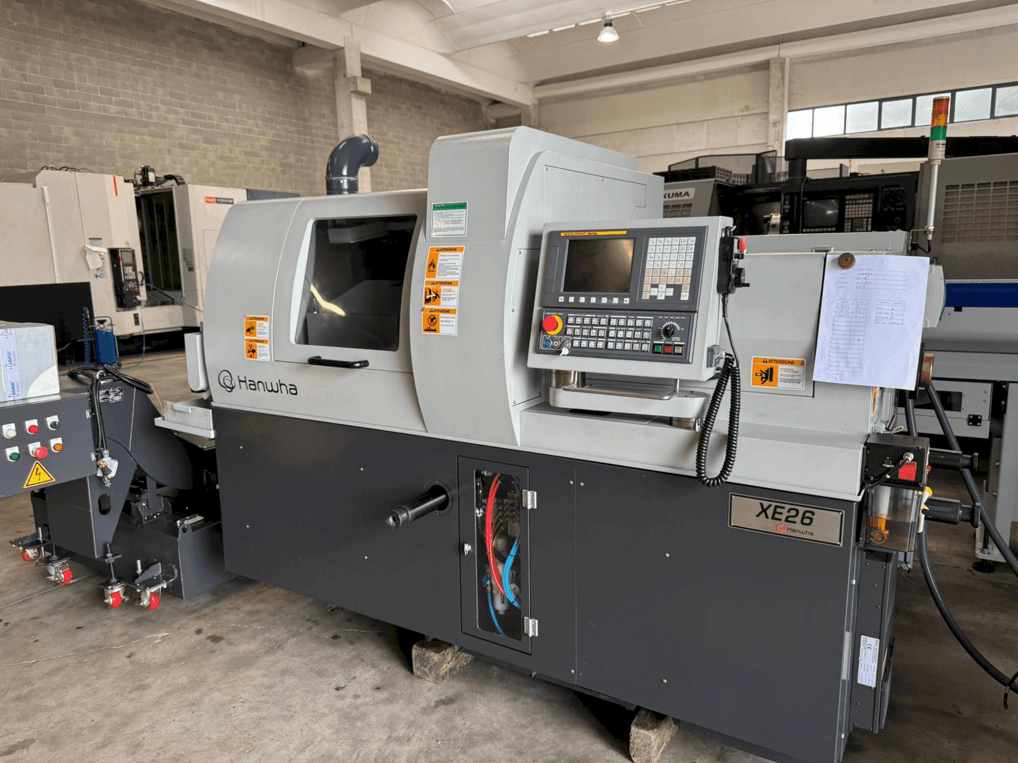 Vue de face de la machine Hanwha XE 26 H