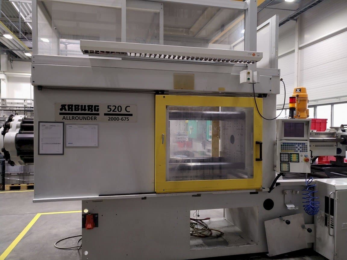 Vue de face de la machine Arburg 520 C 2000–675