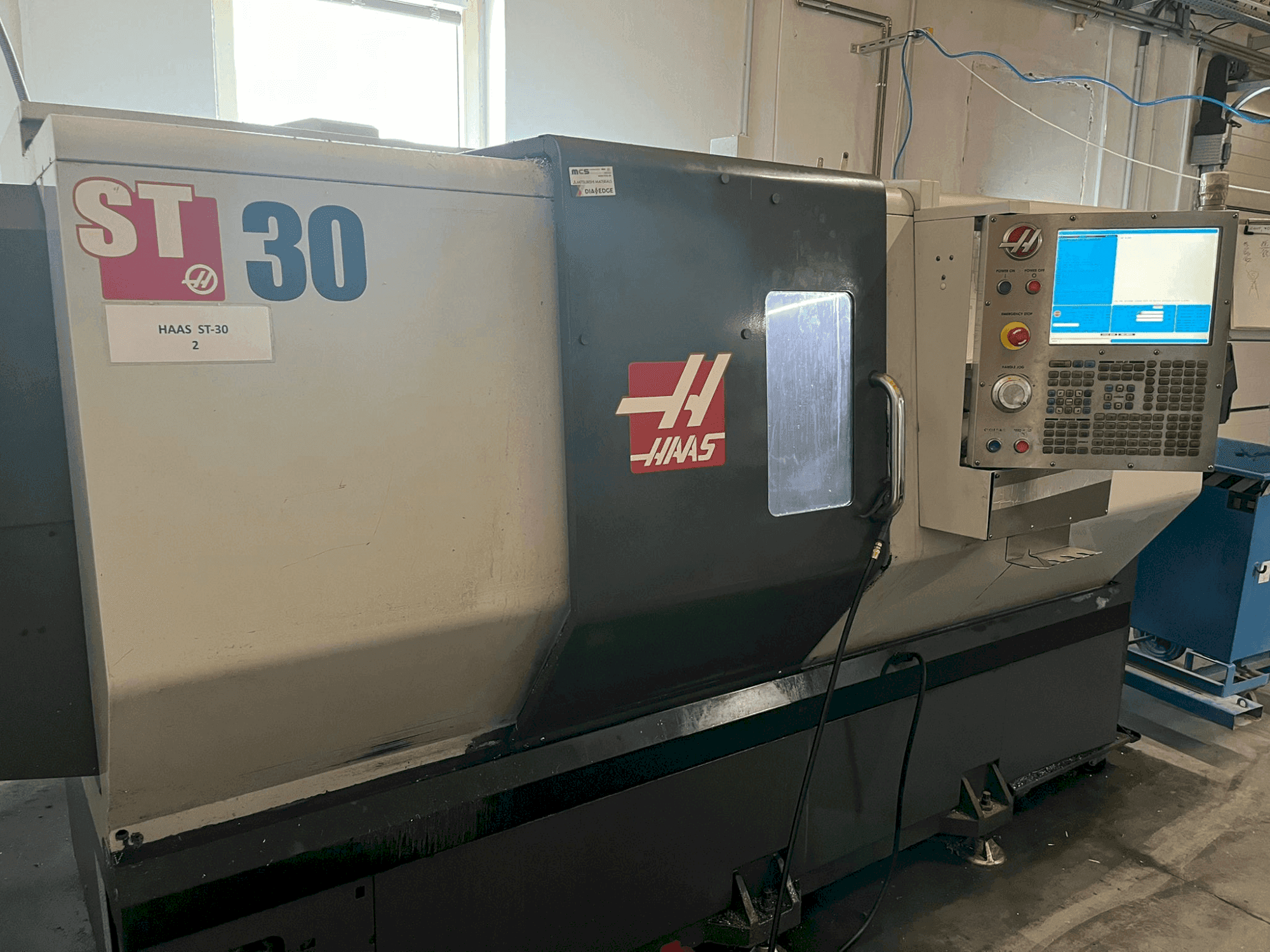 Vue de face de la machine HAAS ST-30