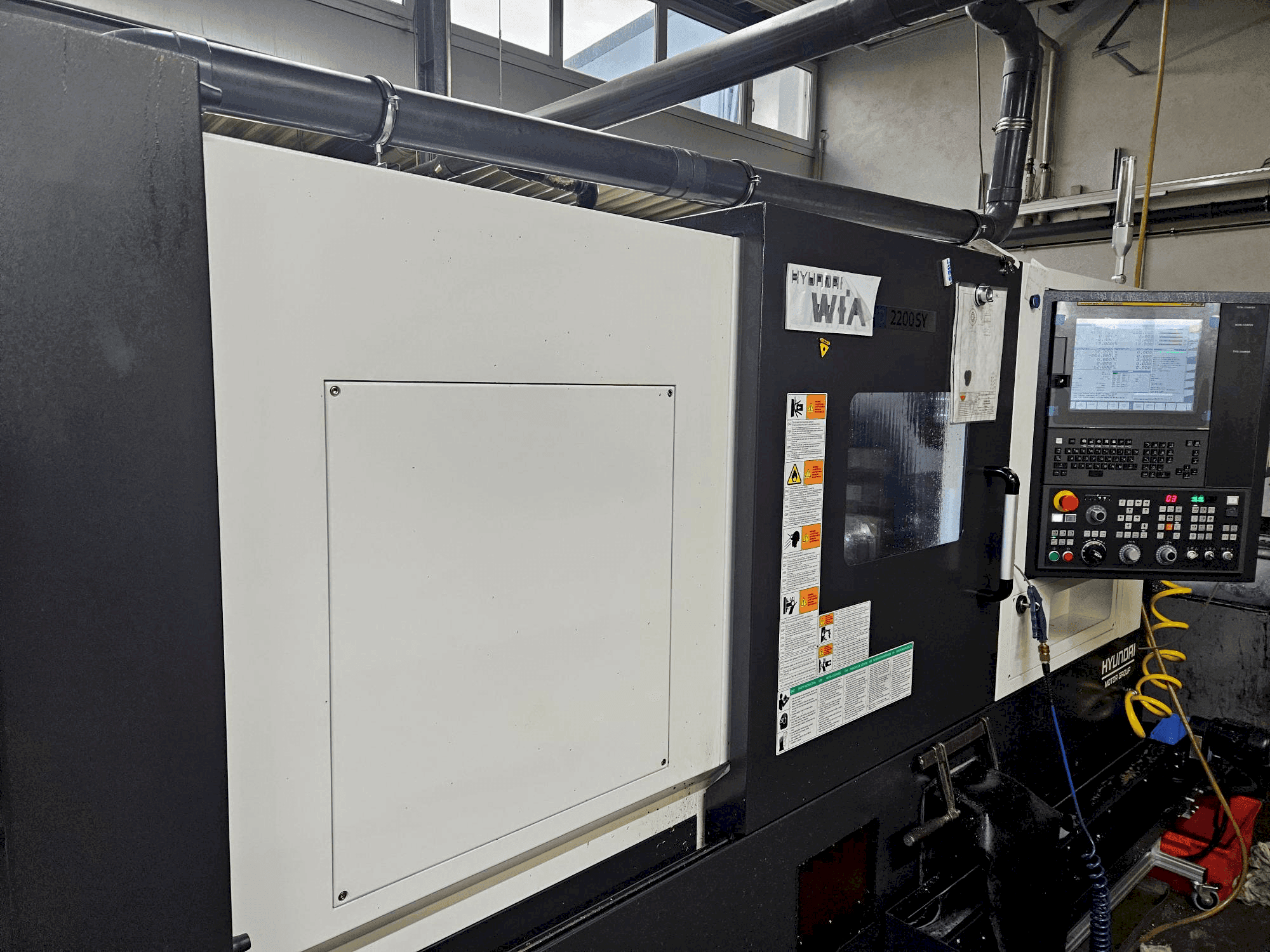 Vue de face de la machine Hyundai HD2200SY