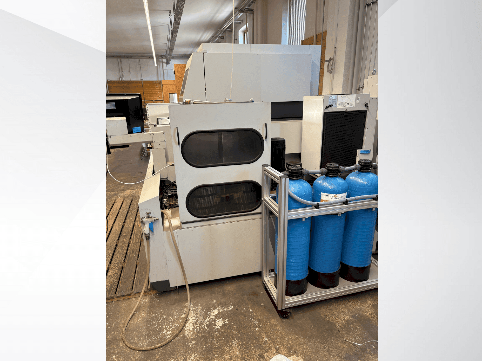 Vue de face de la machine Mitsubishi MV2400S